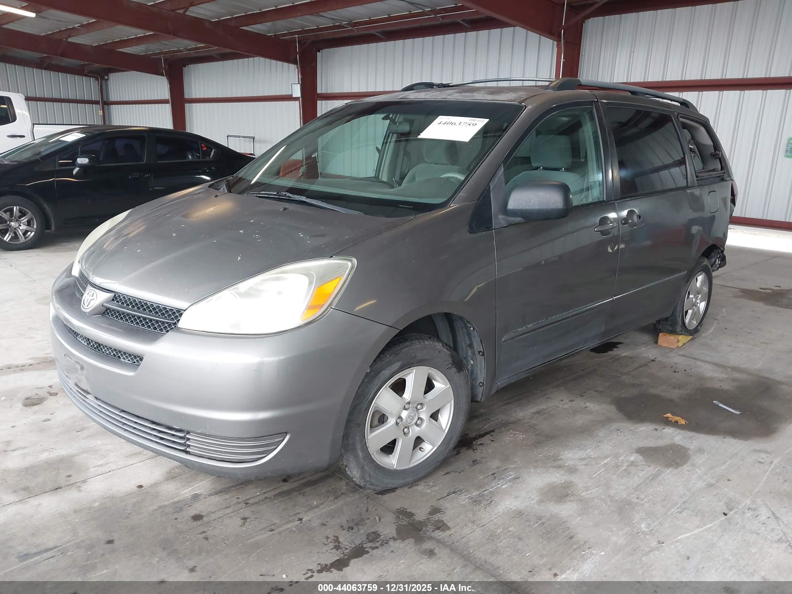 TOYOTA SIENNA image 2
