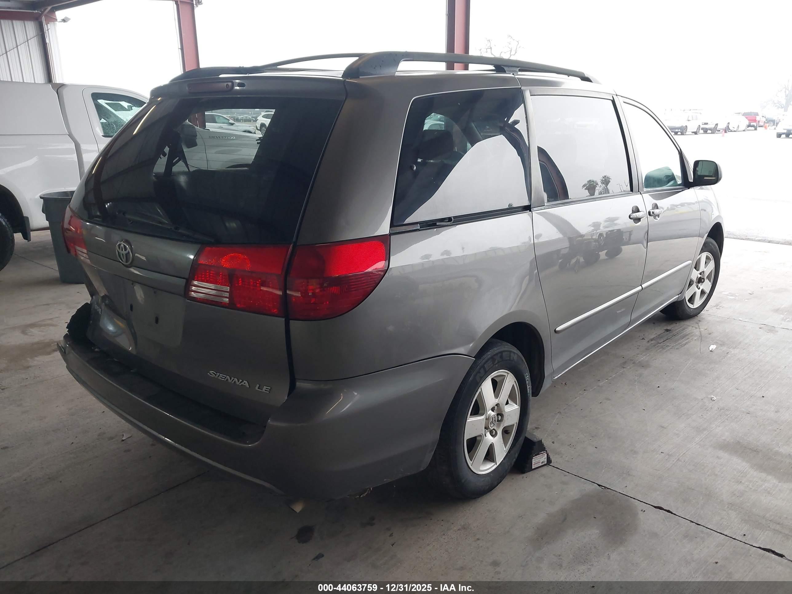 TOYOTA SIENNA image 4