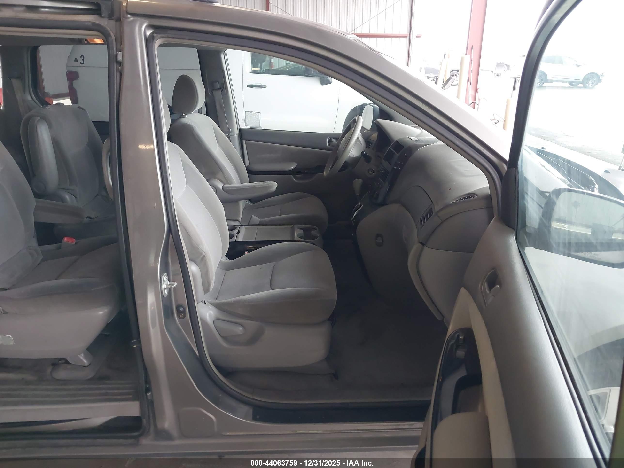 TOYOTA SIENNA image 5