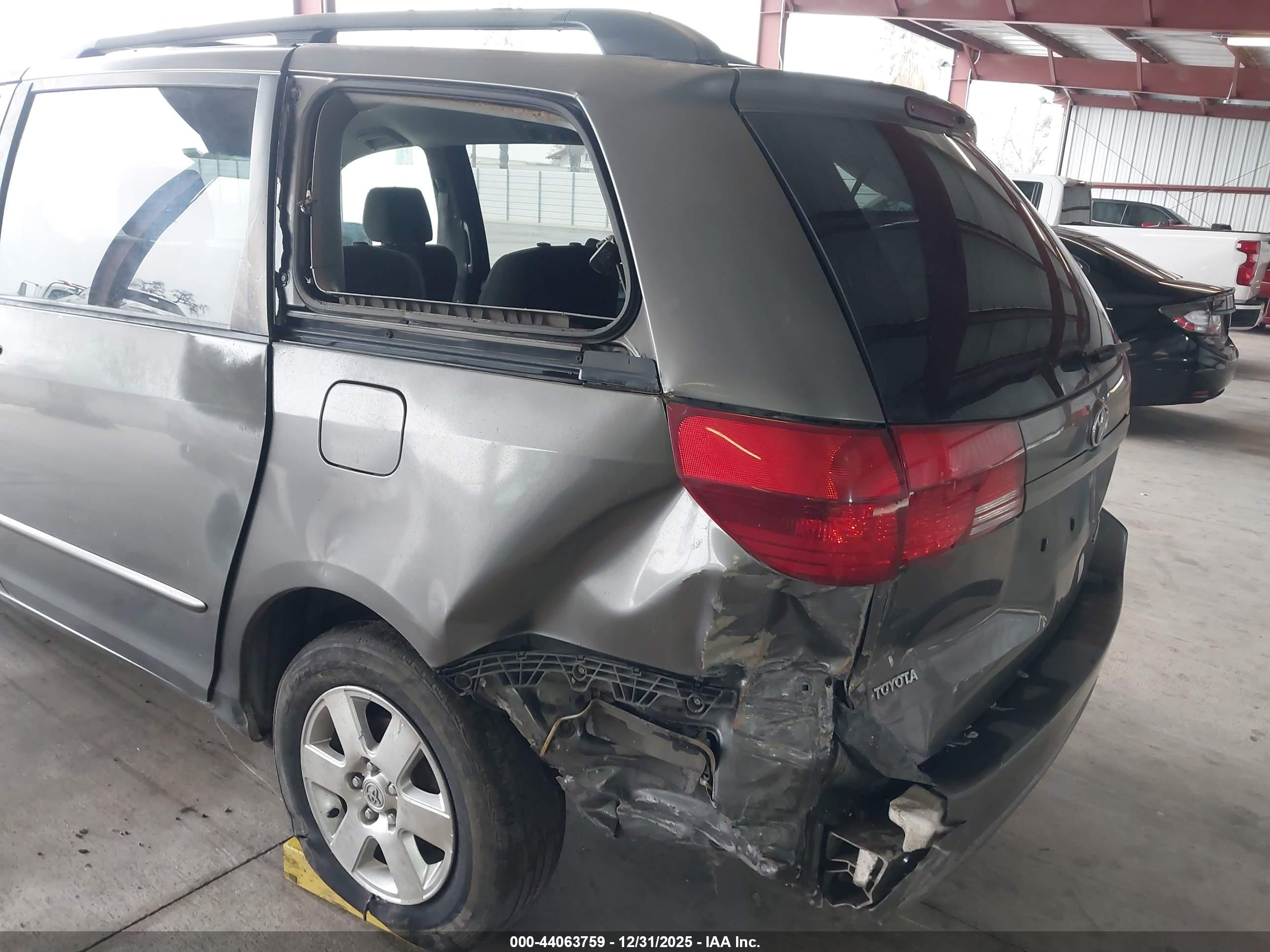 TOYOTA SIENNA image 6