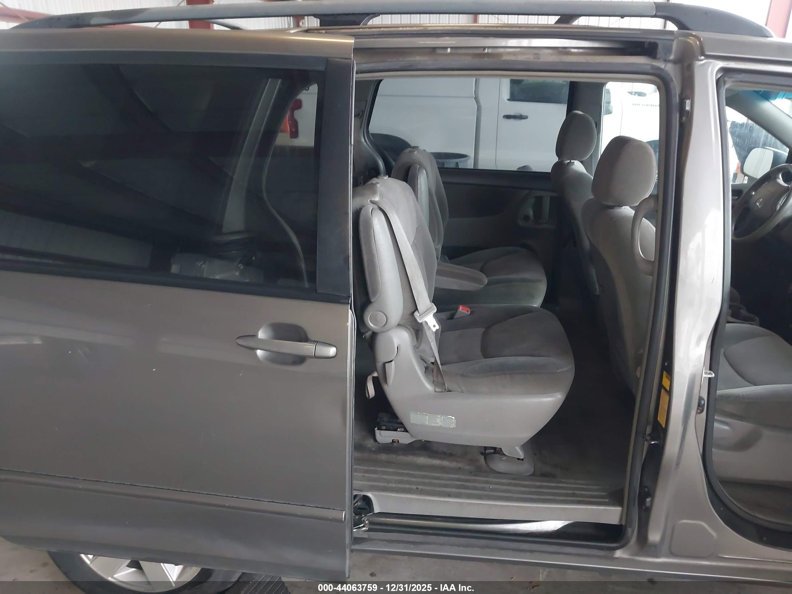 TOYOTA SIENNA image 8