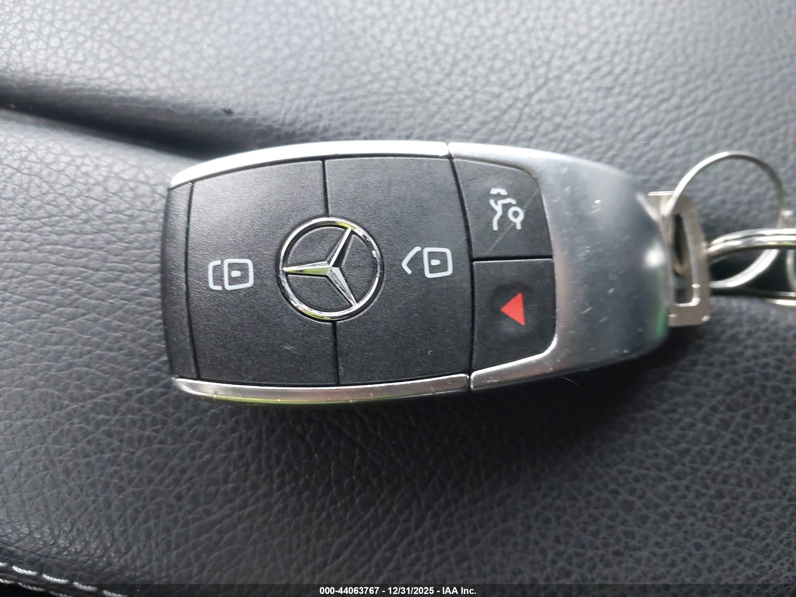 MERCEDES-BENZ GLB image 11