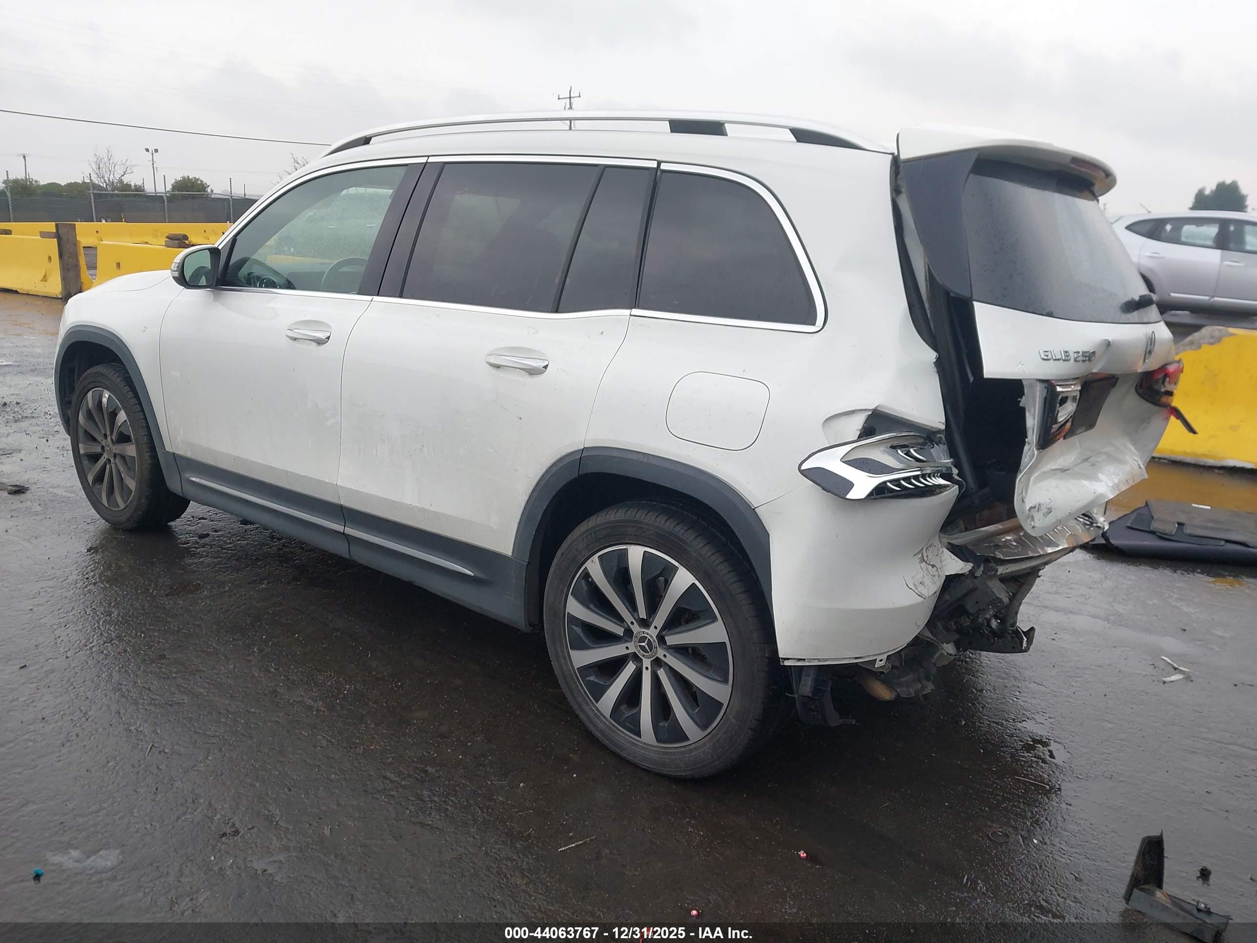 MERCEDES-BENZ GLB image 3
