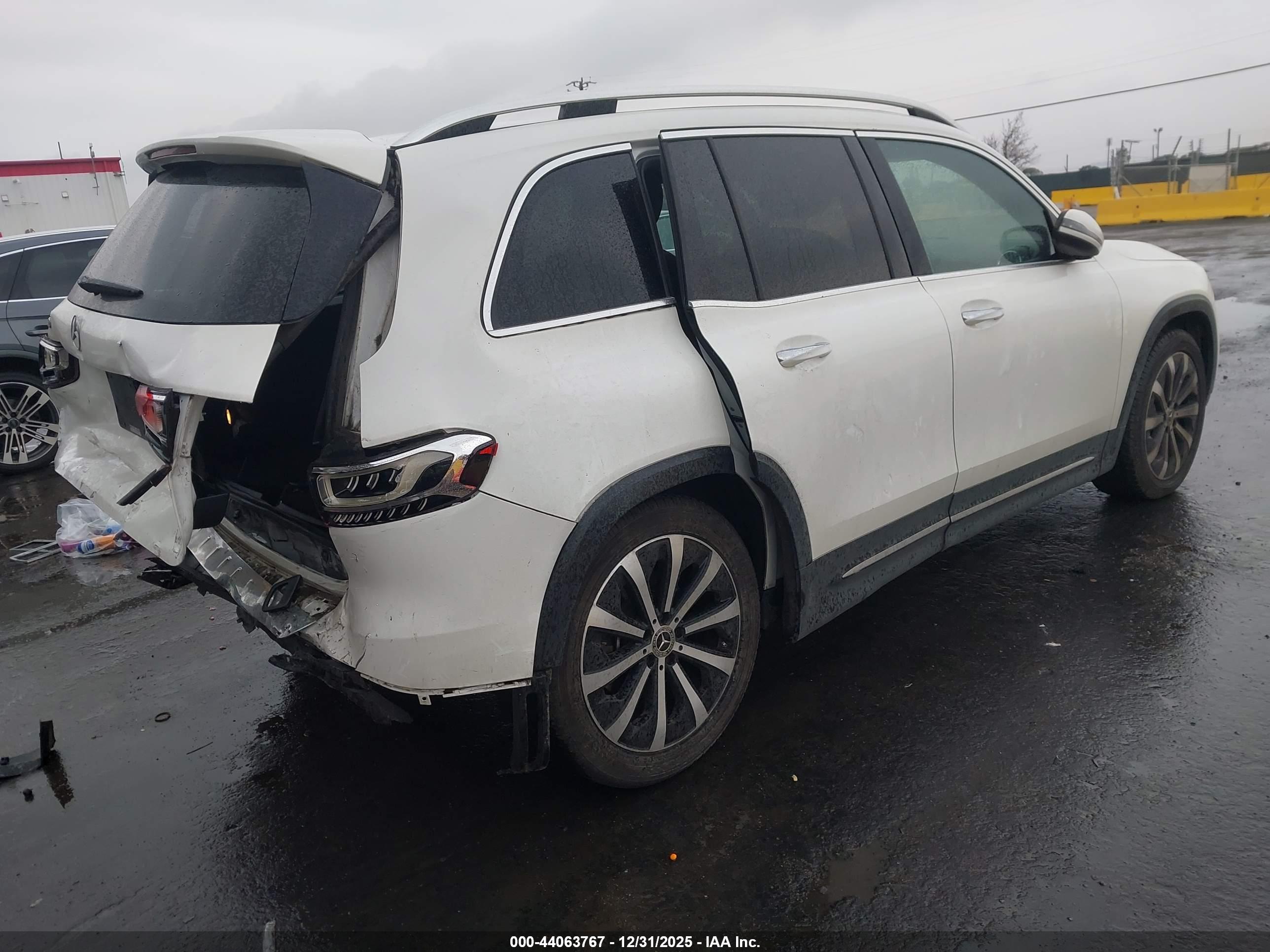 MERCEDES-BENZ GLB image 4