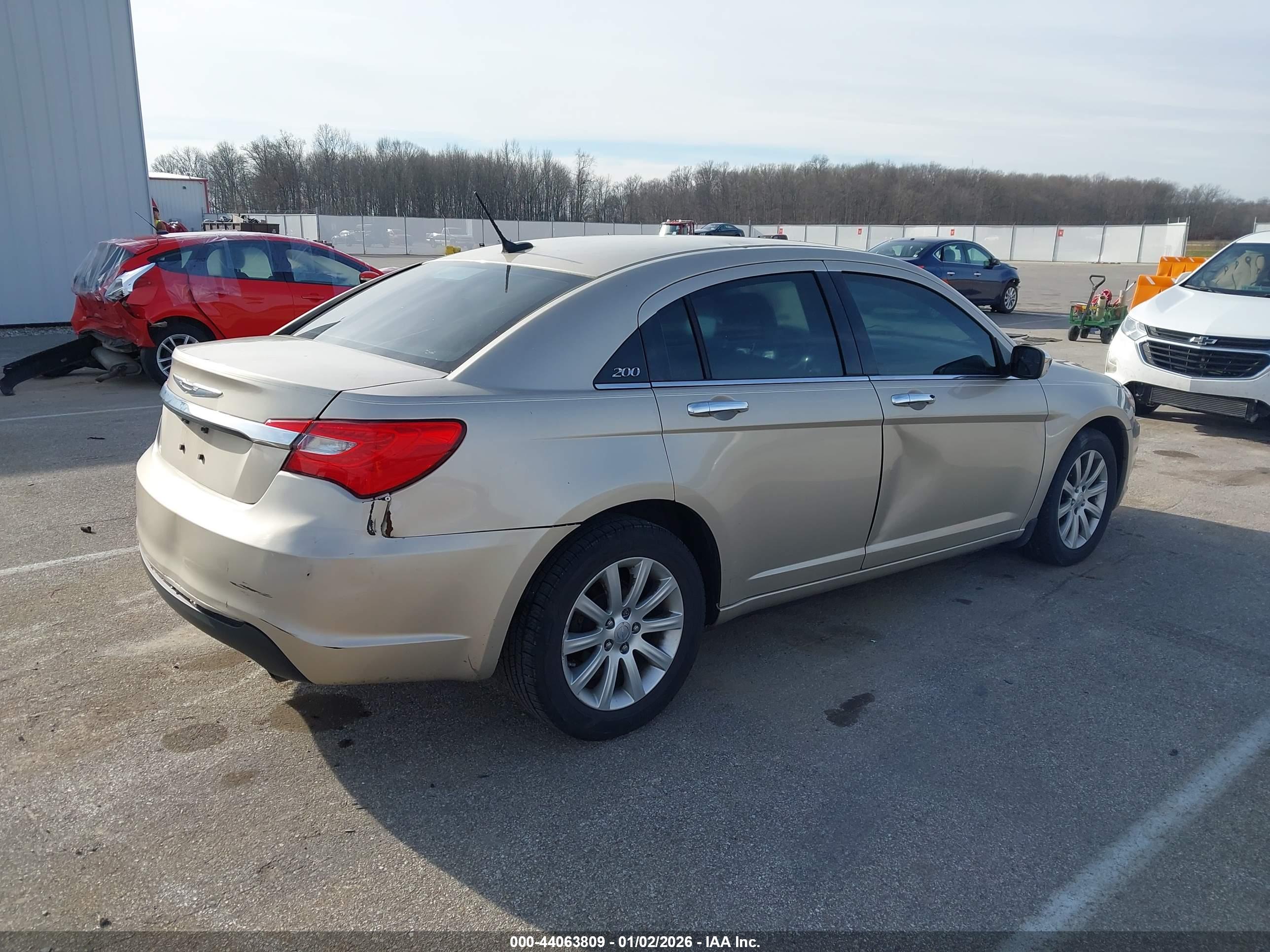 CHRYSLER 200 image 4