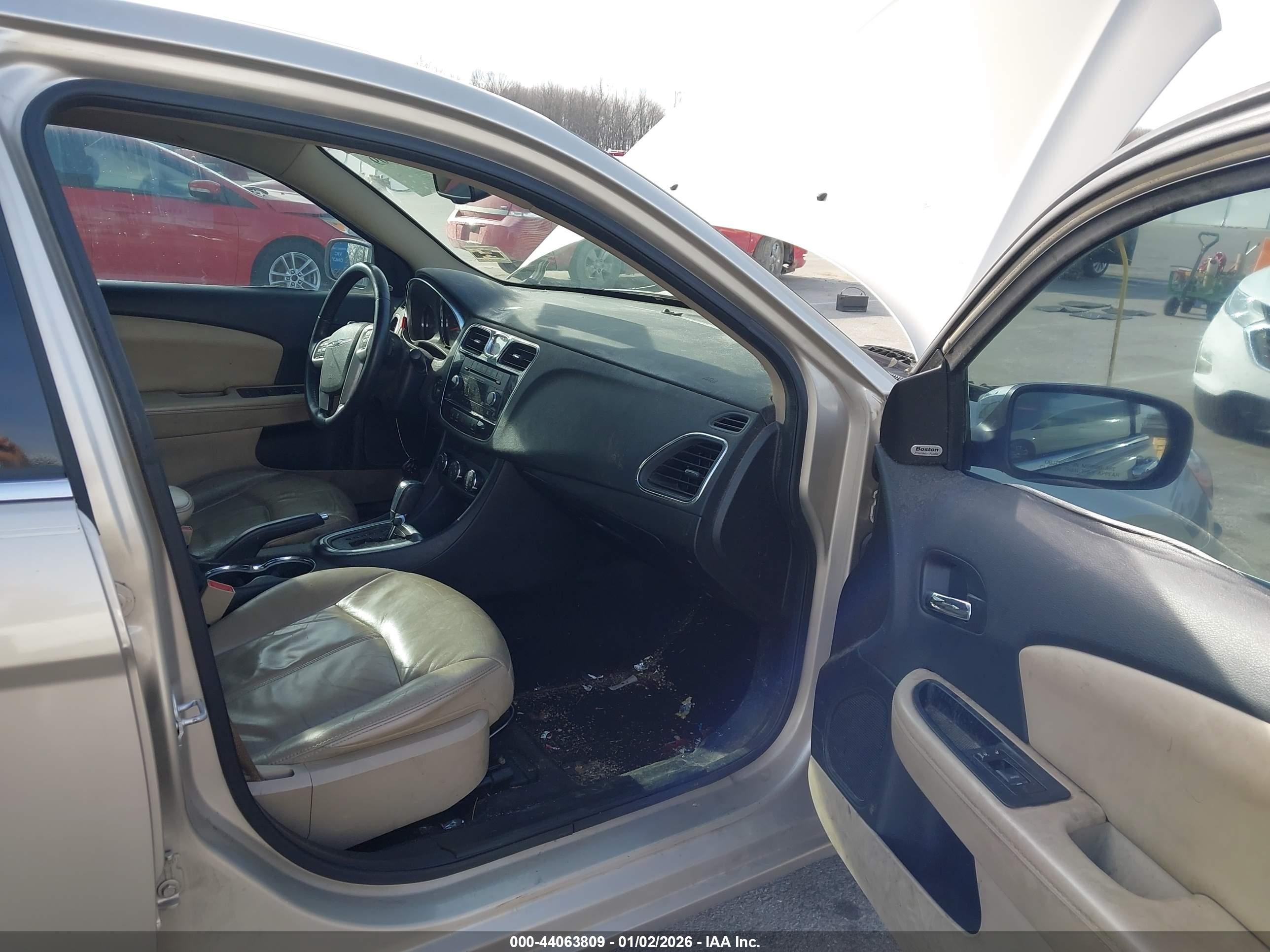 CHRYSLER 200 image 5