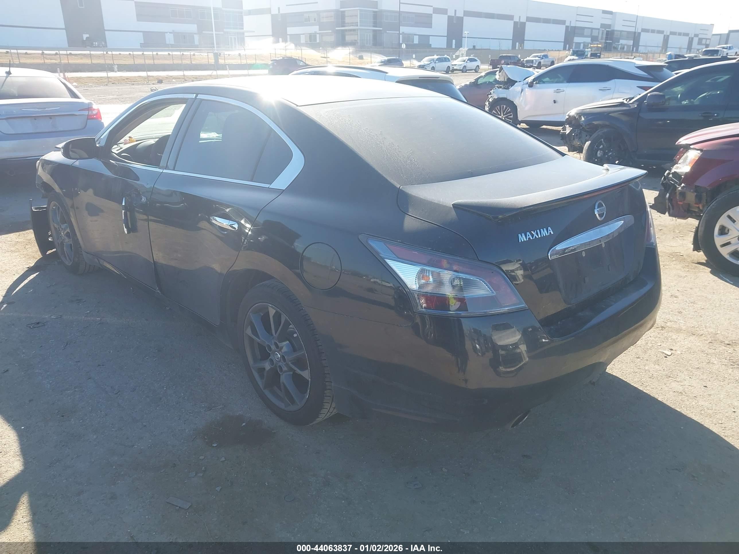 NISSAN MAXIMA image 3