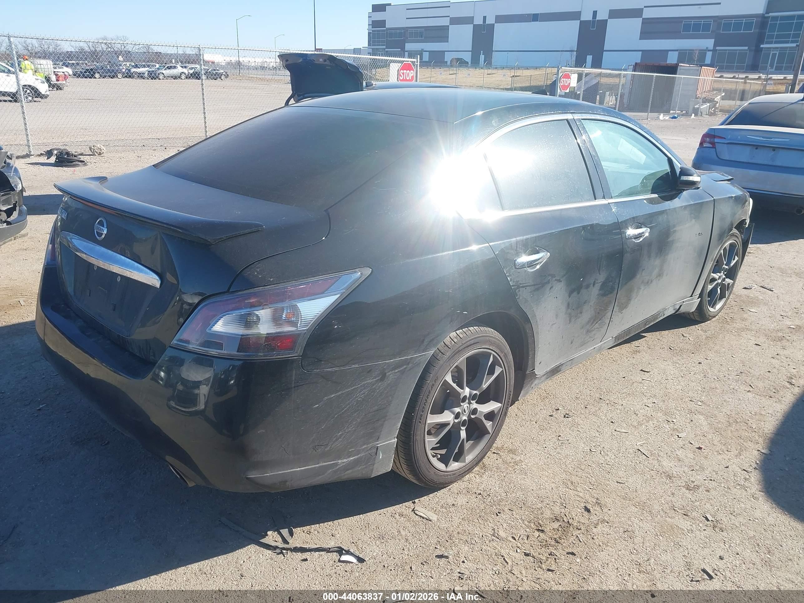 NISSAN MAXIMA image 4