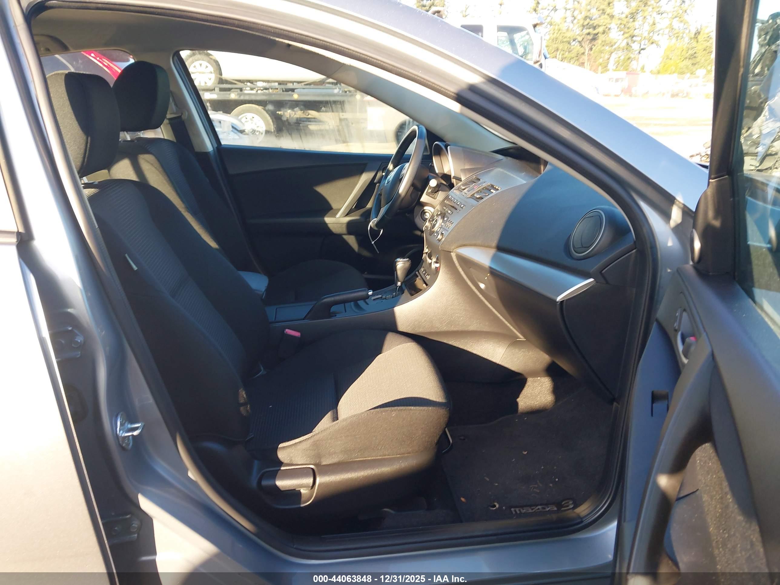 MAZDA MAZDA3 image 5