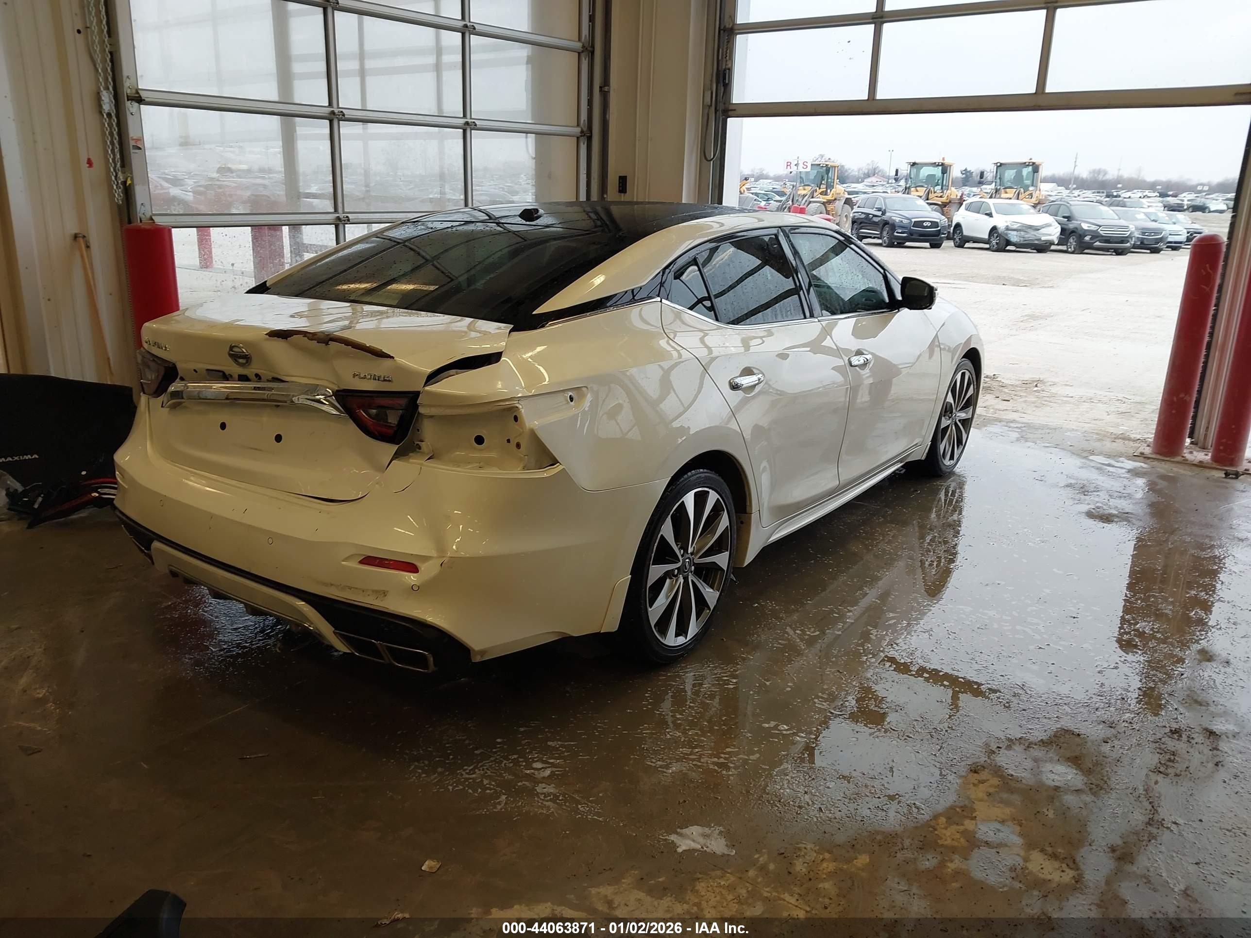 NISSAN MAXIMA image 4