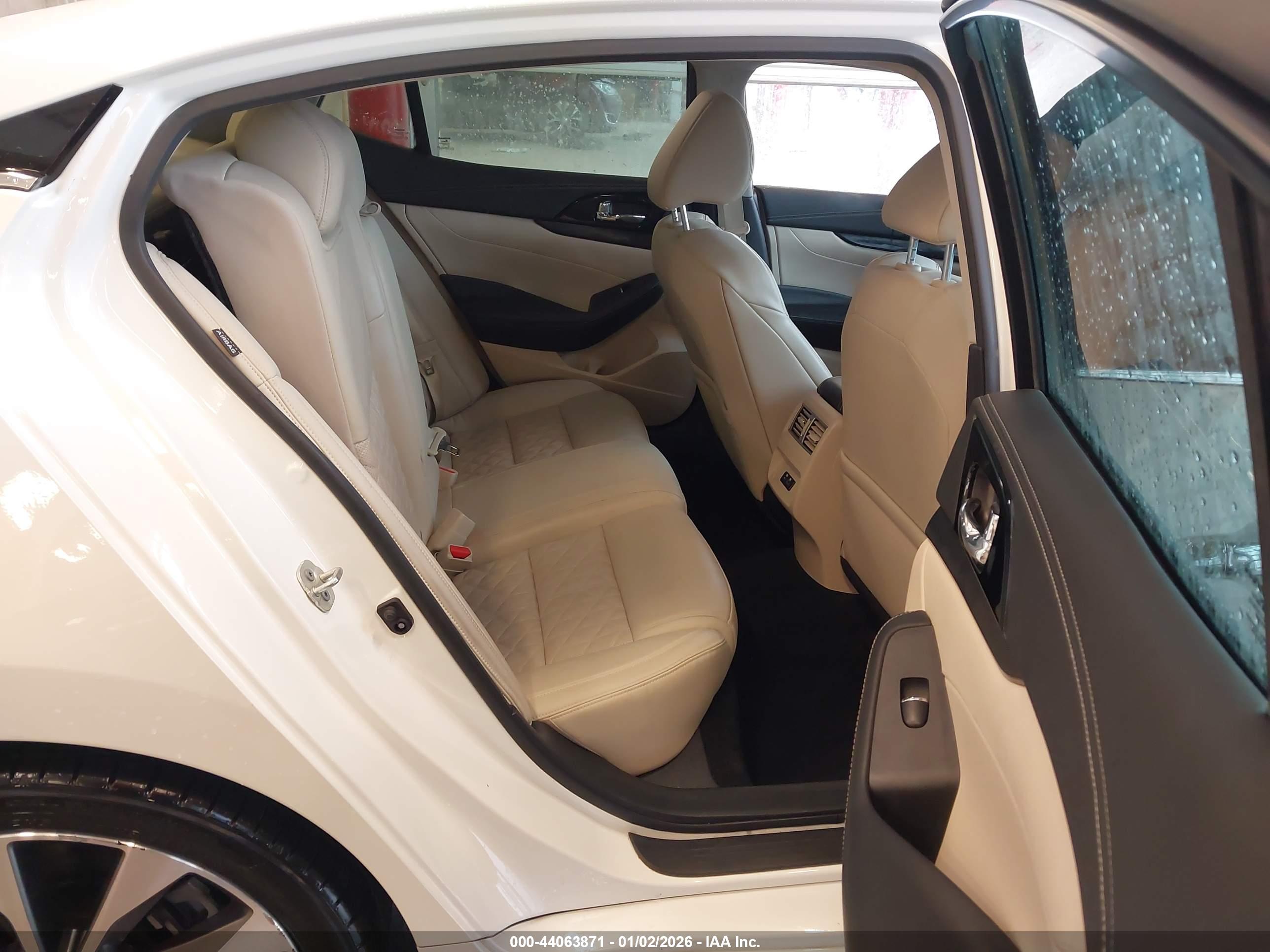 NISSAN MAXIMA image 8