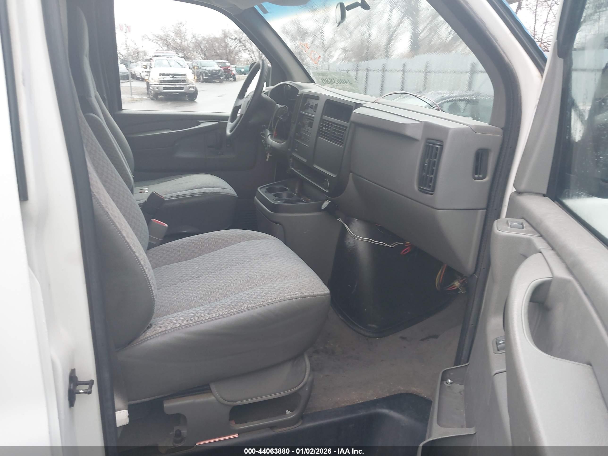 GMC SAVANA image 5
