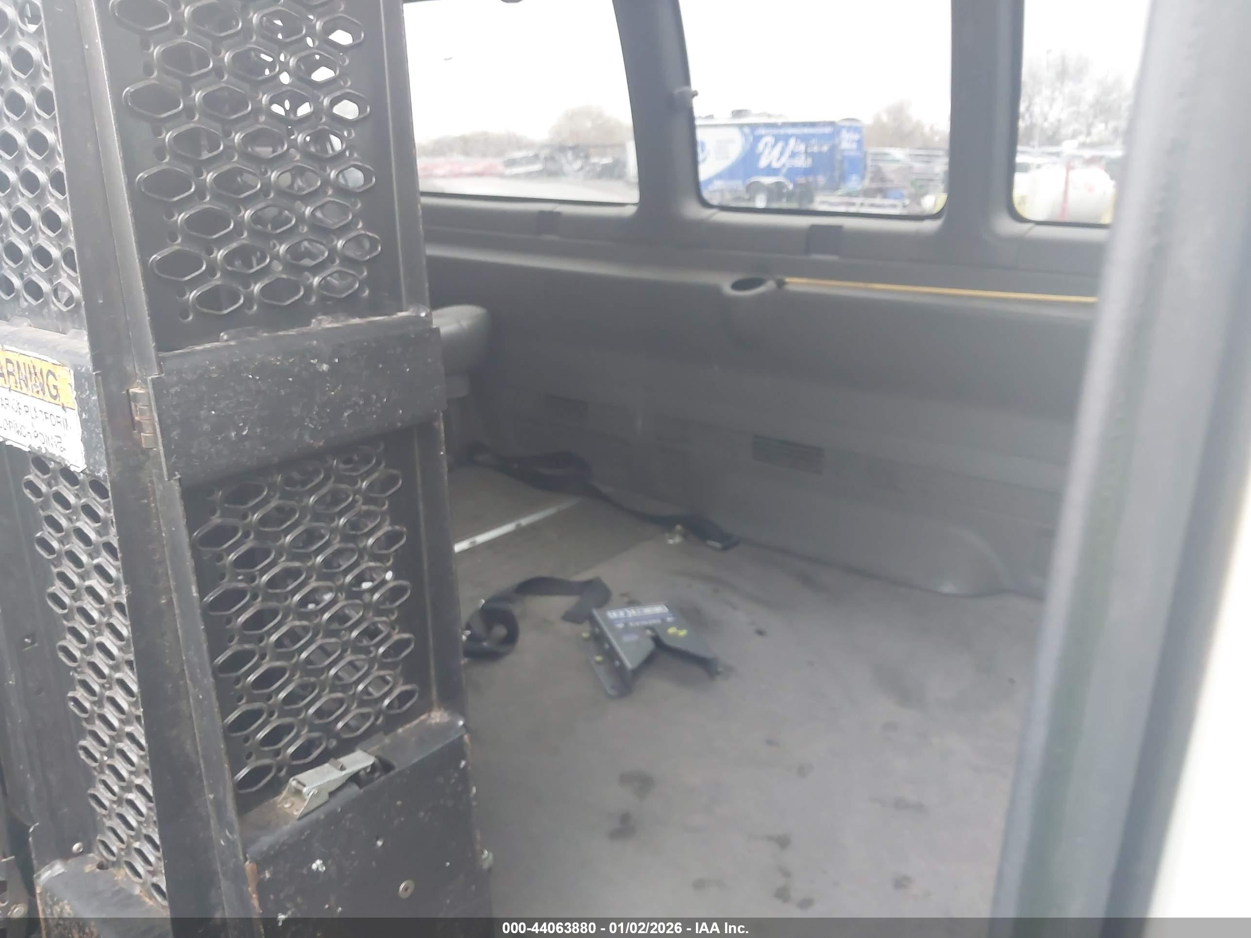 GMC SAVANA image 8
