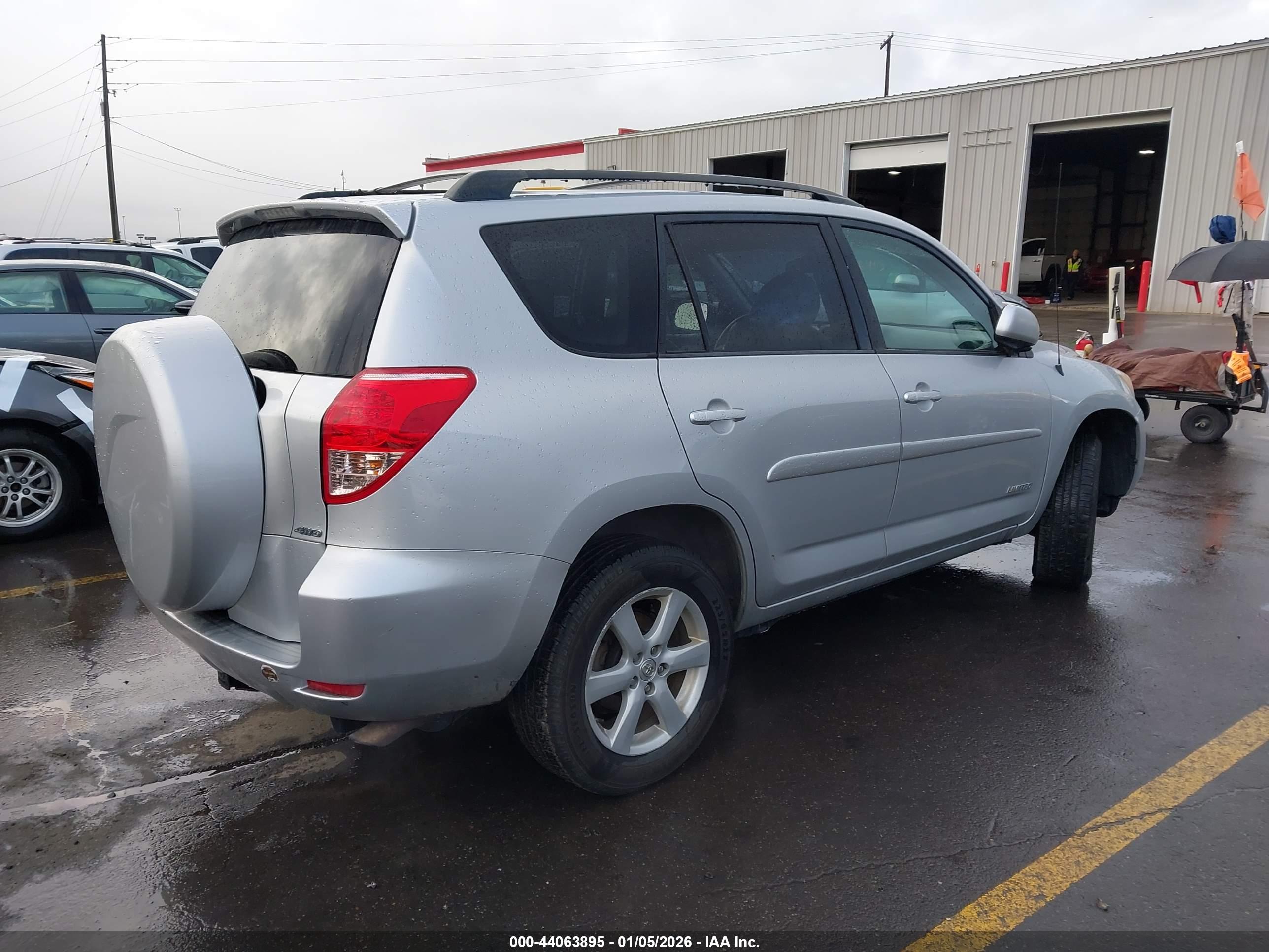TOYOTA RAV4 image 4