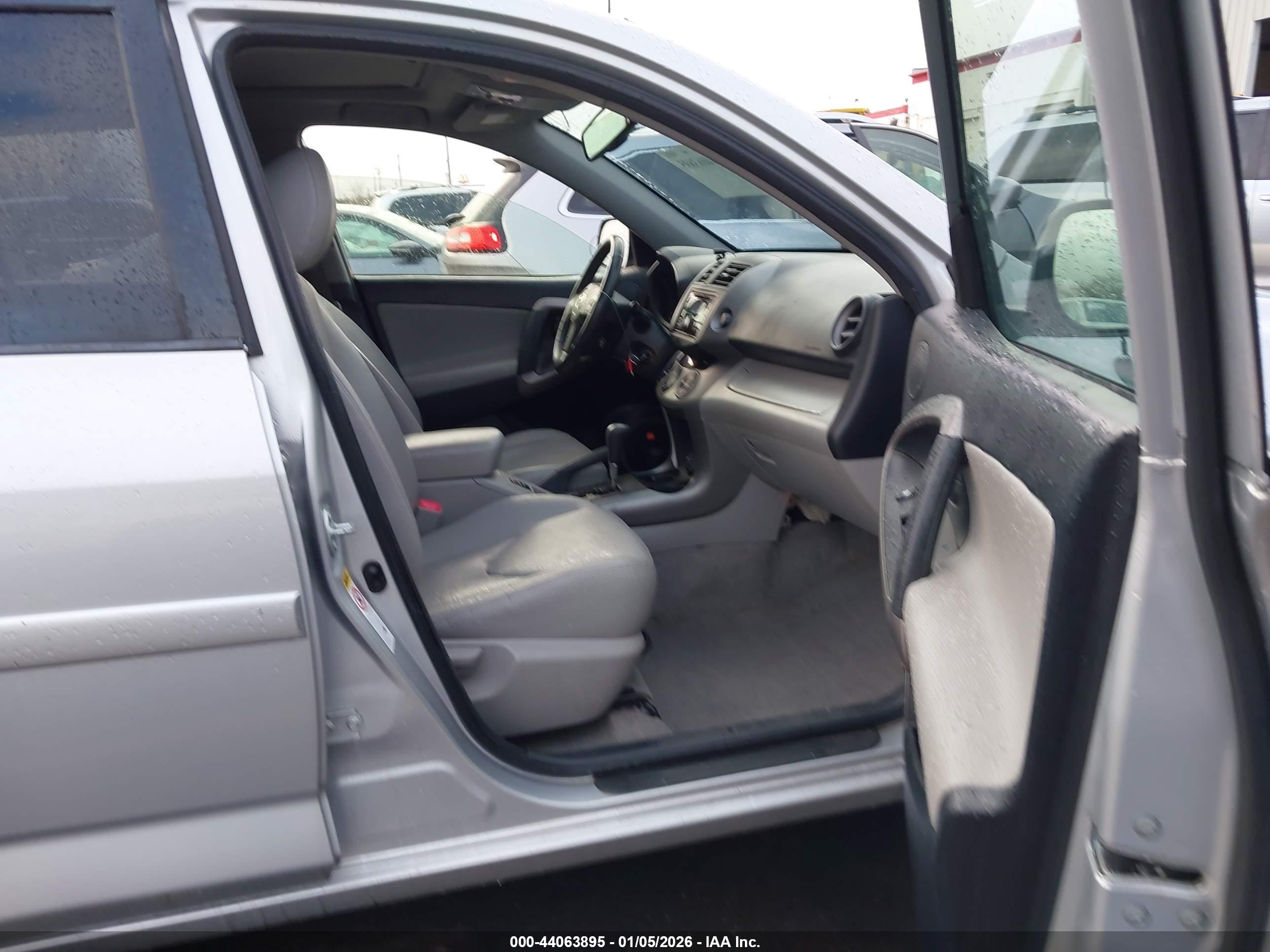 TOYOTA RAV4 image 5
