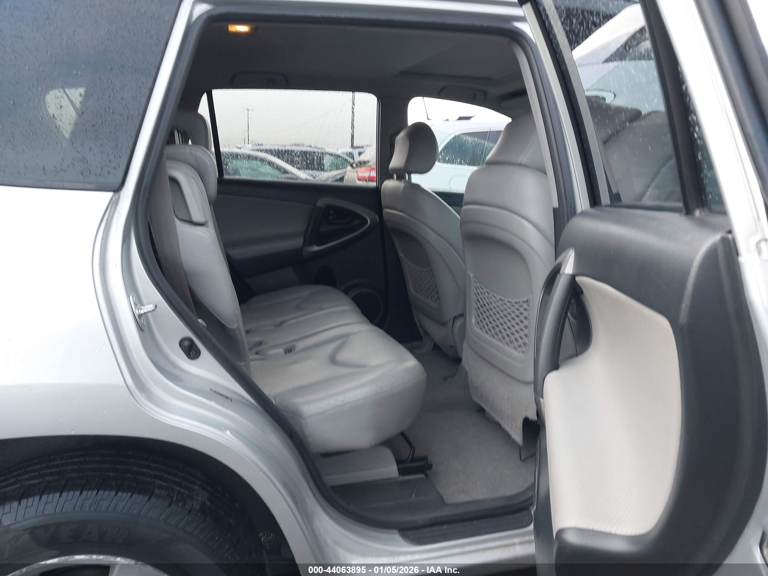 TOYOTA RAV4 image 8