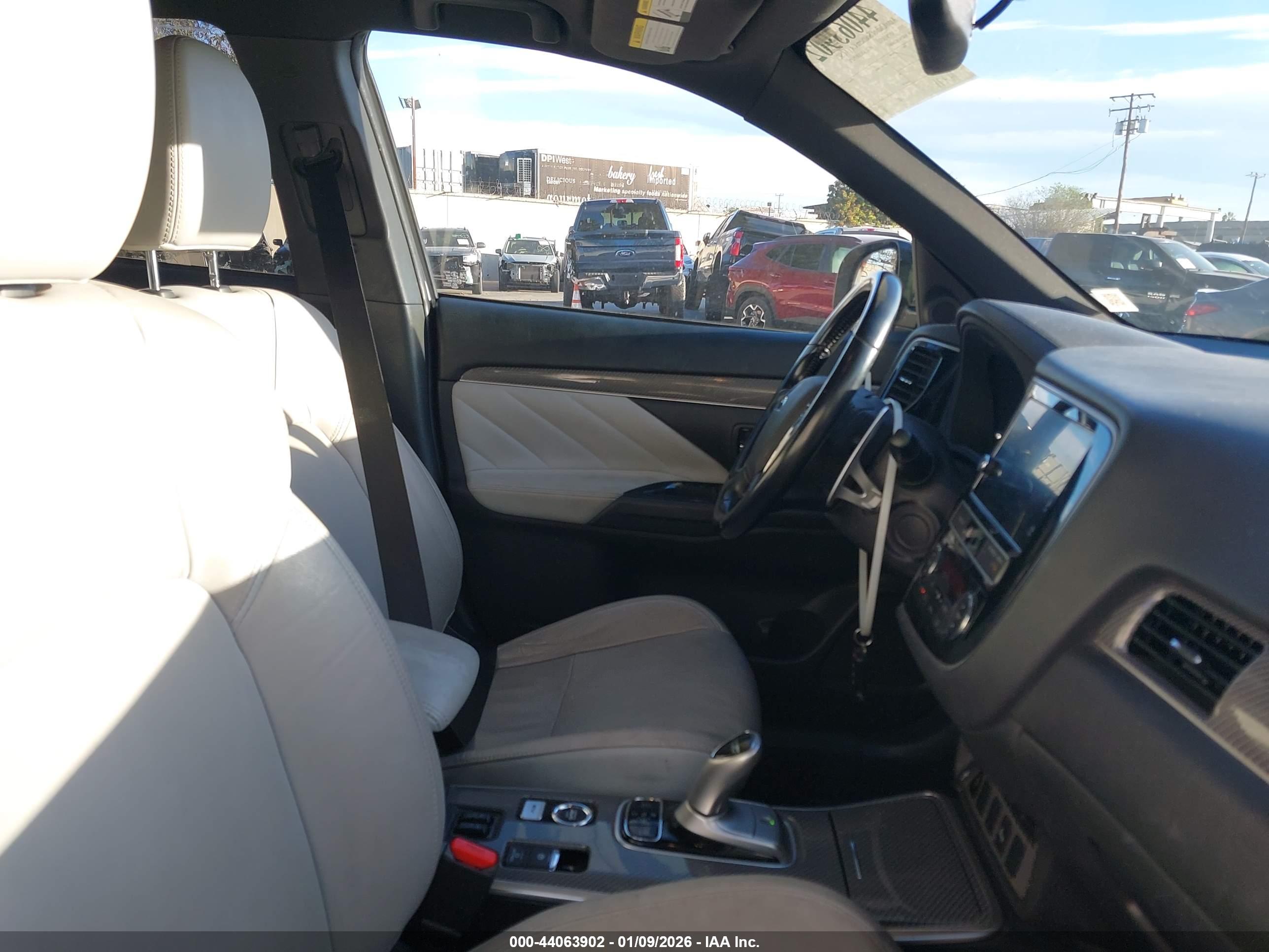 MITSUBISHI OUTLANDER image 5