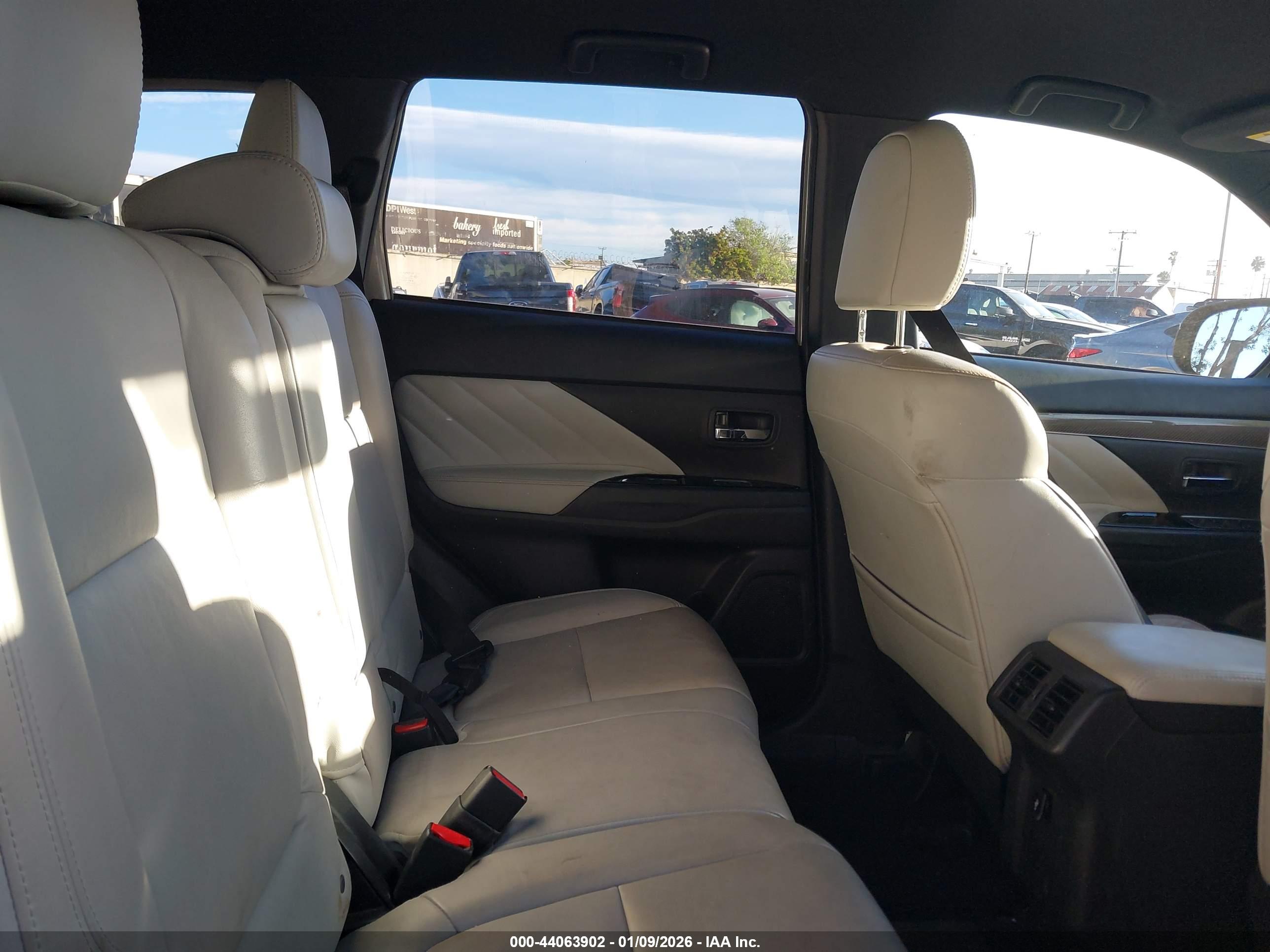 MITSUBISHI OUTLANDER image 8