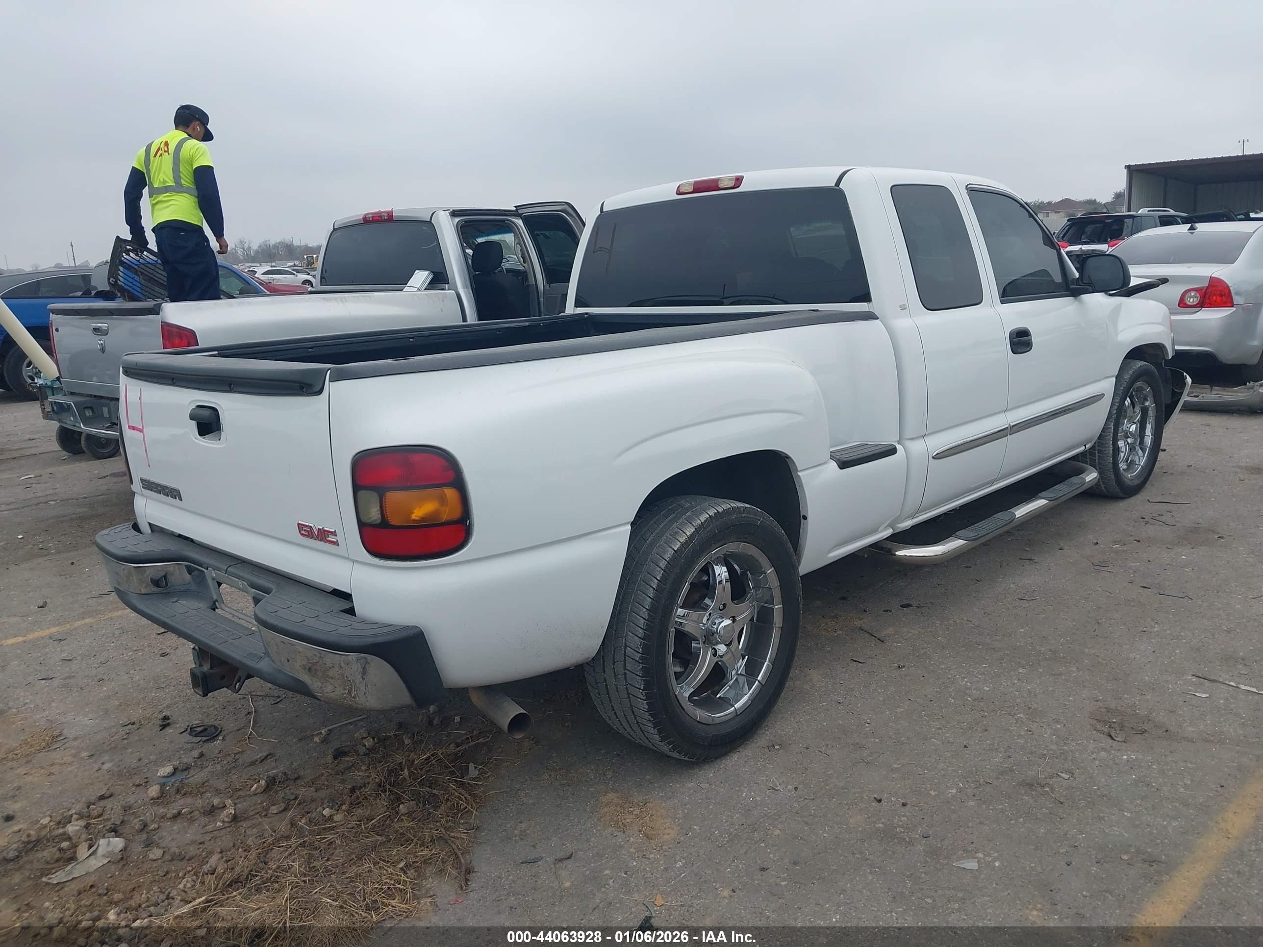 GMC SIERRA image 4