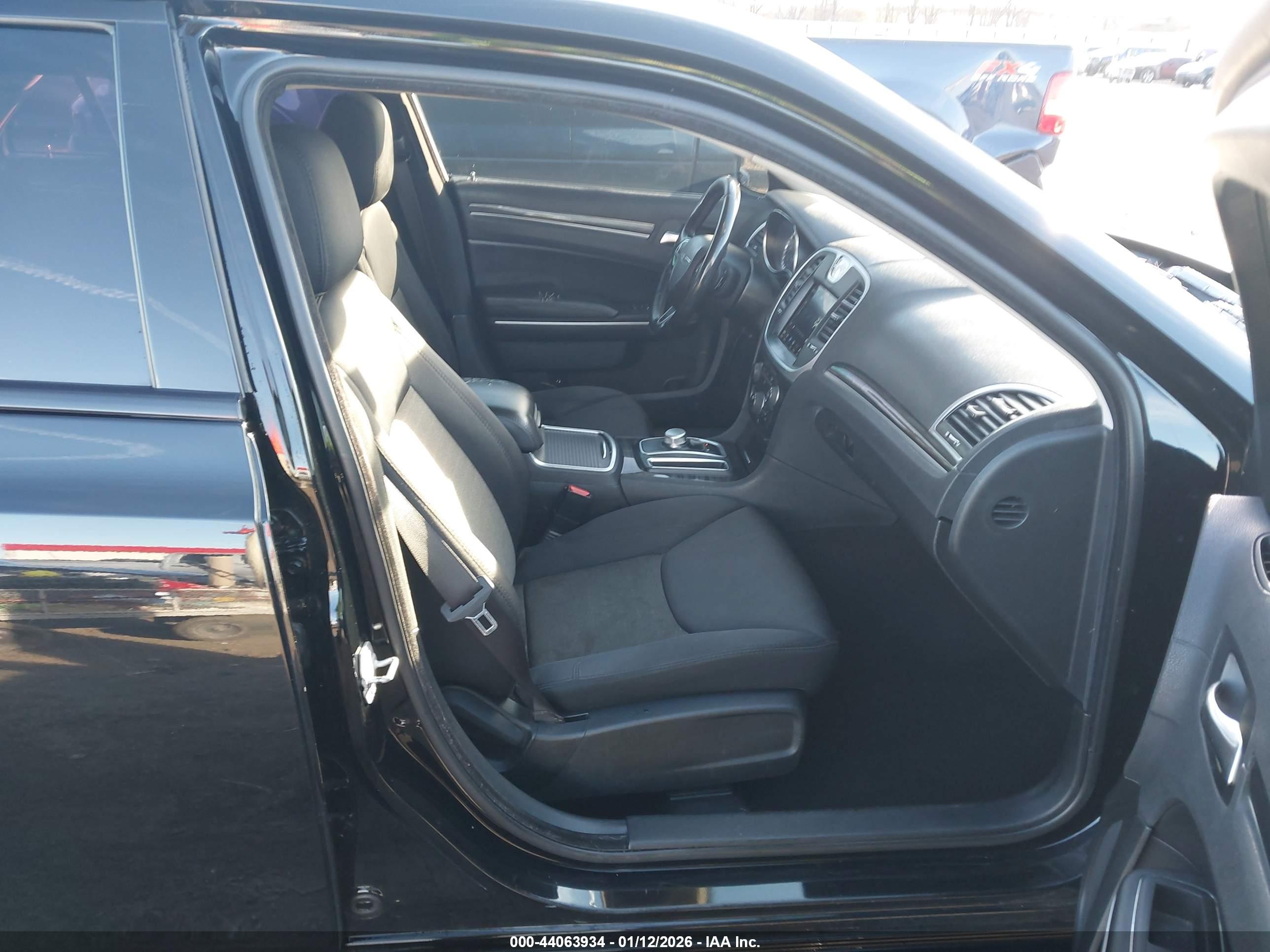 CHRYSLER 300 image 5