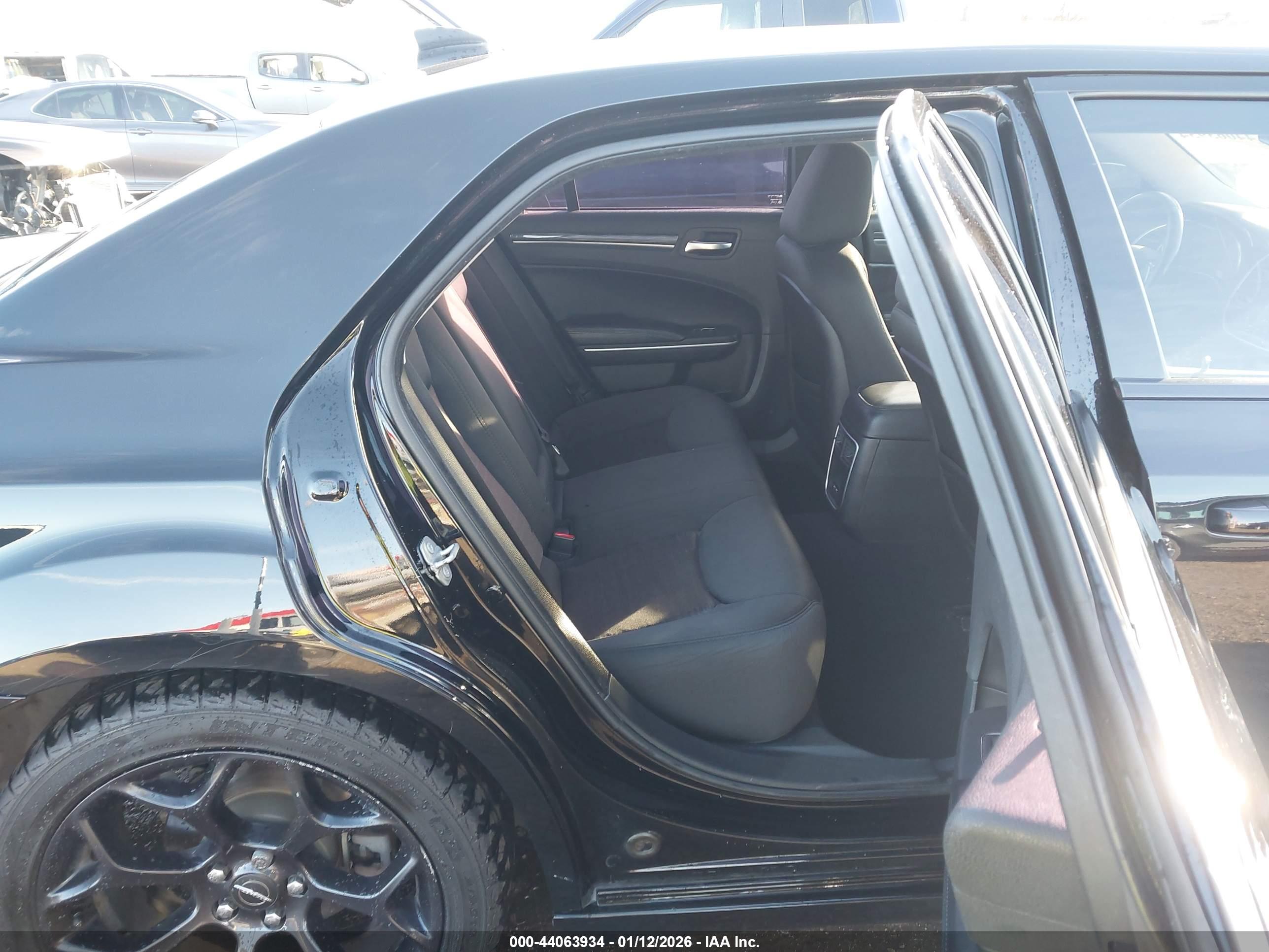 CHRYSLER 300 image 8