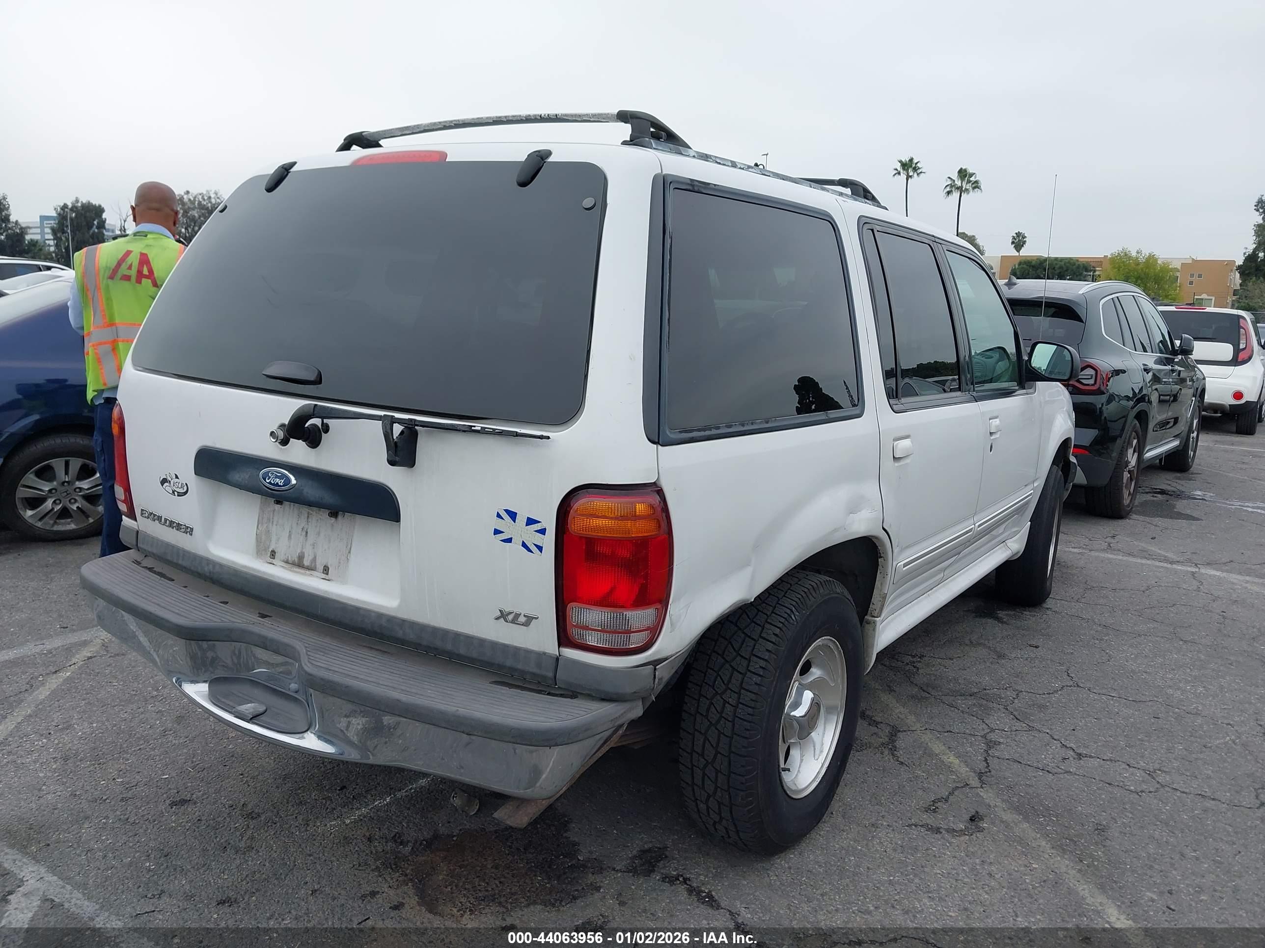 FORD EXPLORER image 4