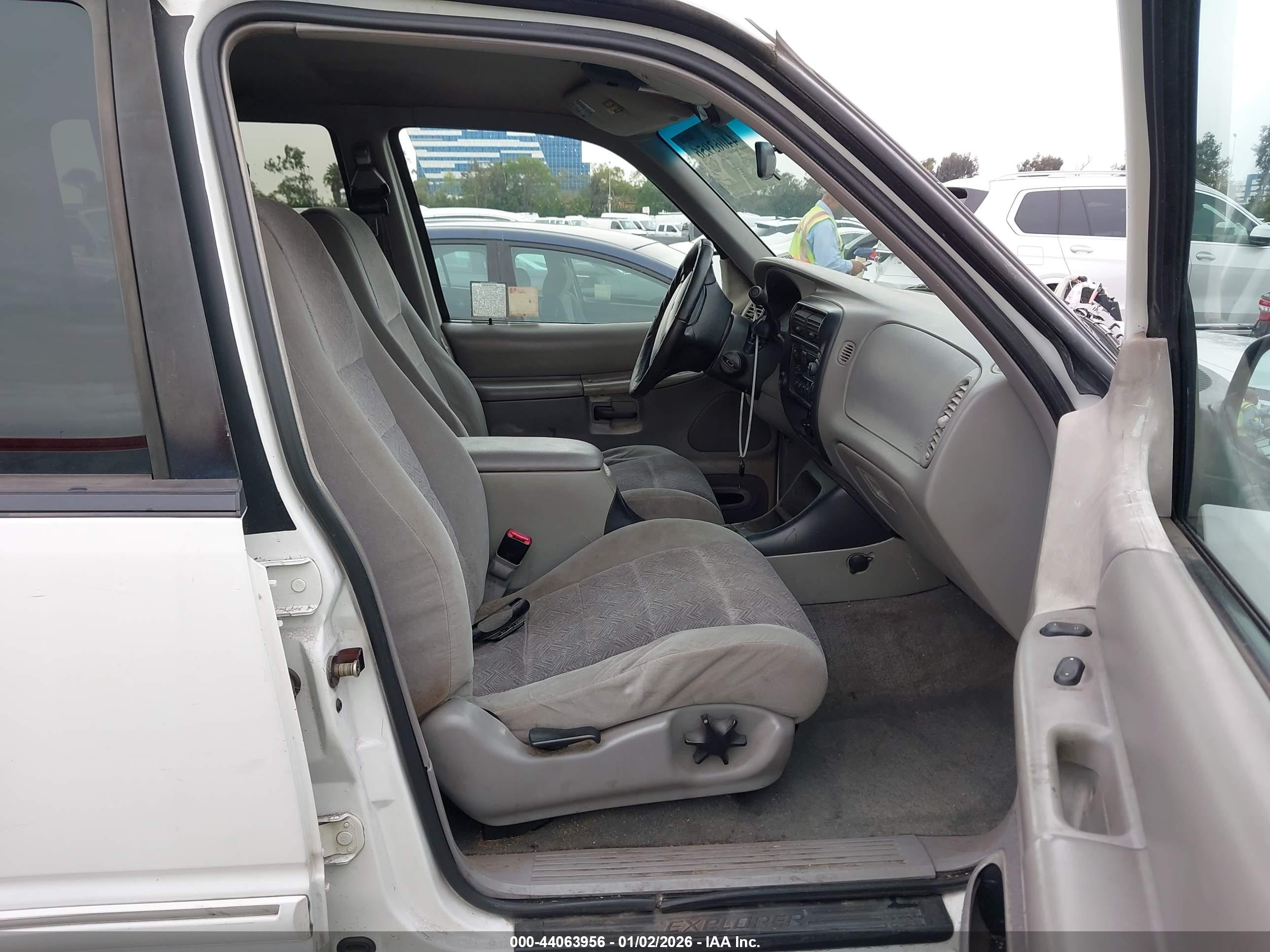 FORD EXPLORER image 5