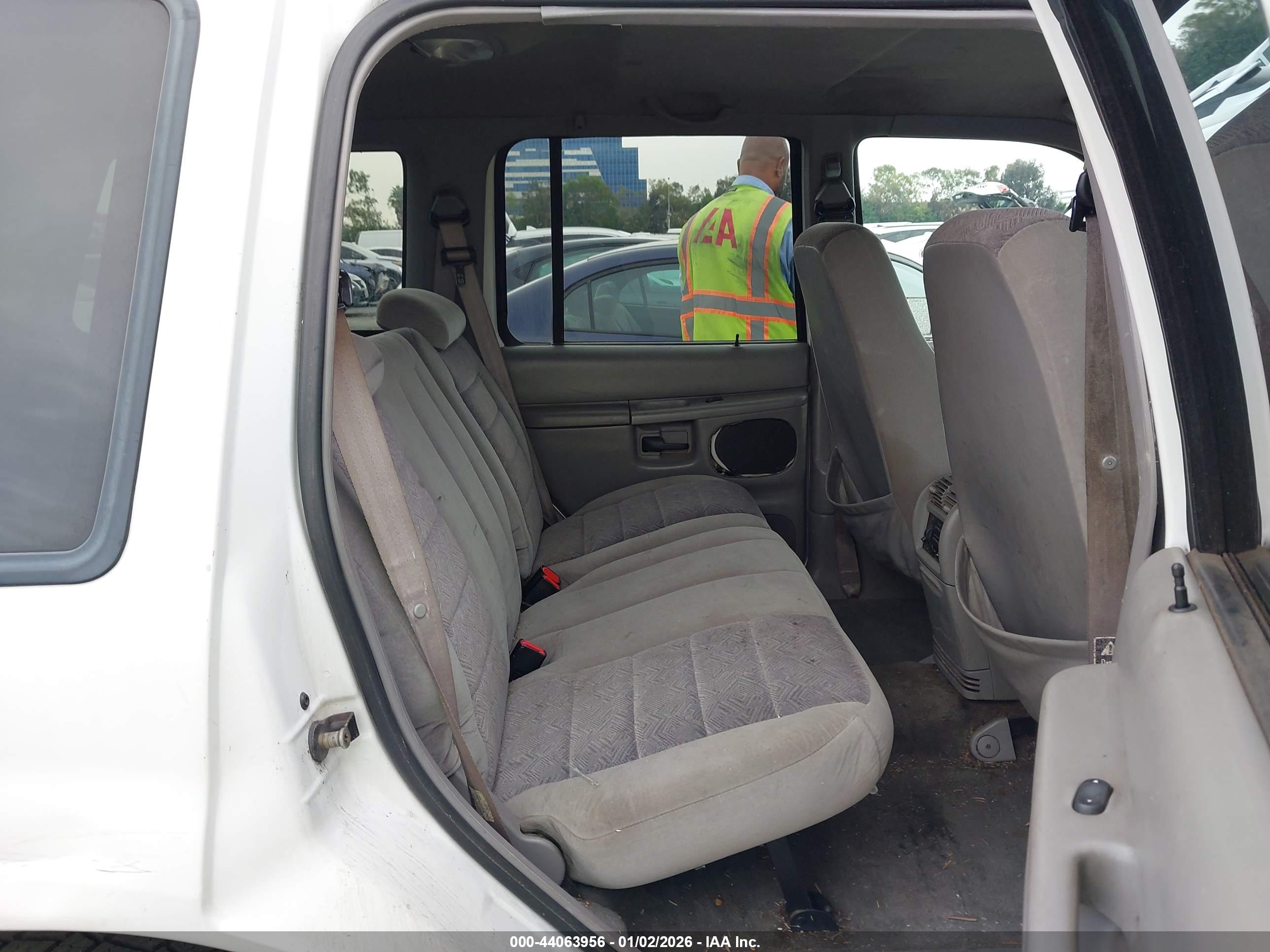 FORD EXPLORER image 8