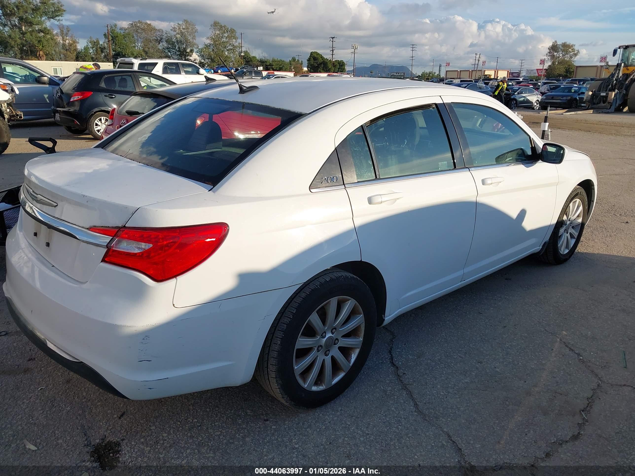CHRYSLER 200 image 4