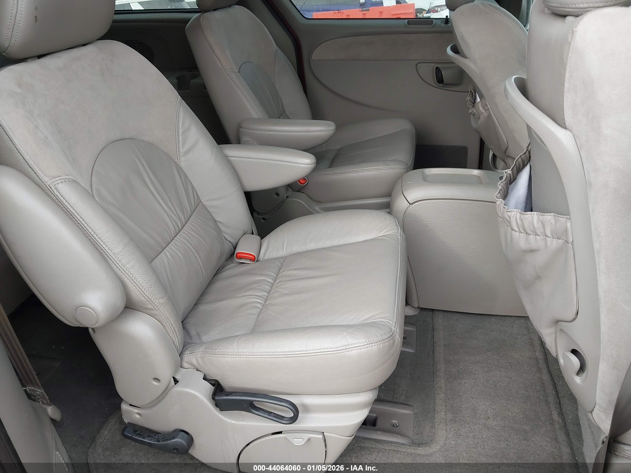 CHRYSLER TOWN image 8