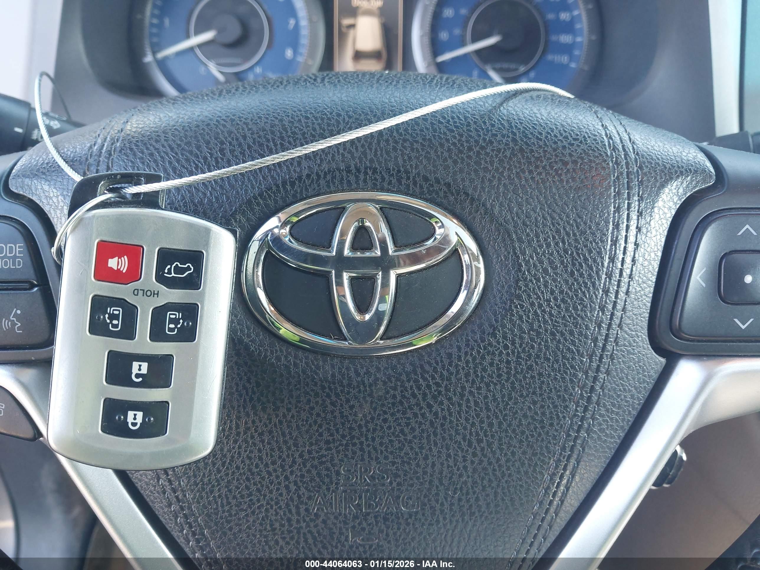 TOYOTA SIENNA image 11