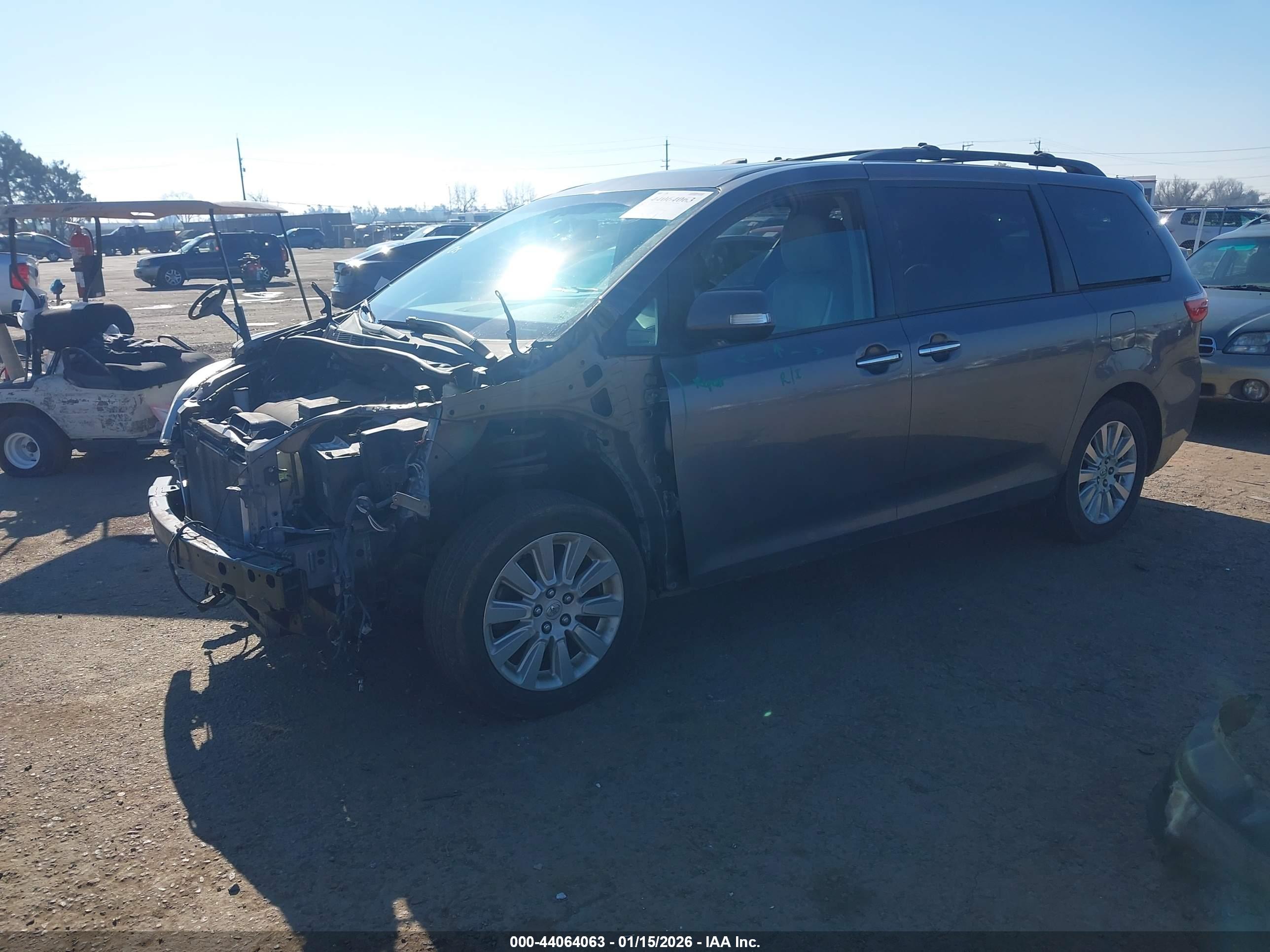 TOYOTA SIENNA image 2