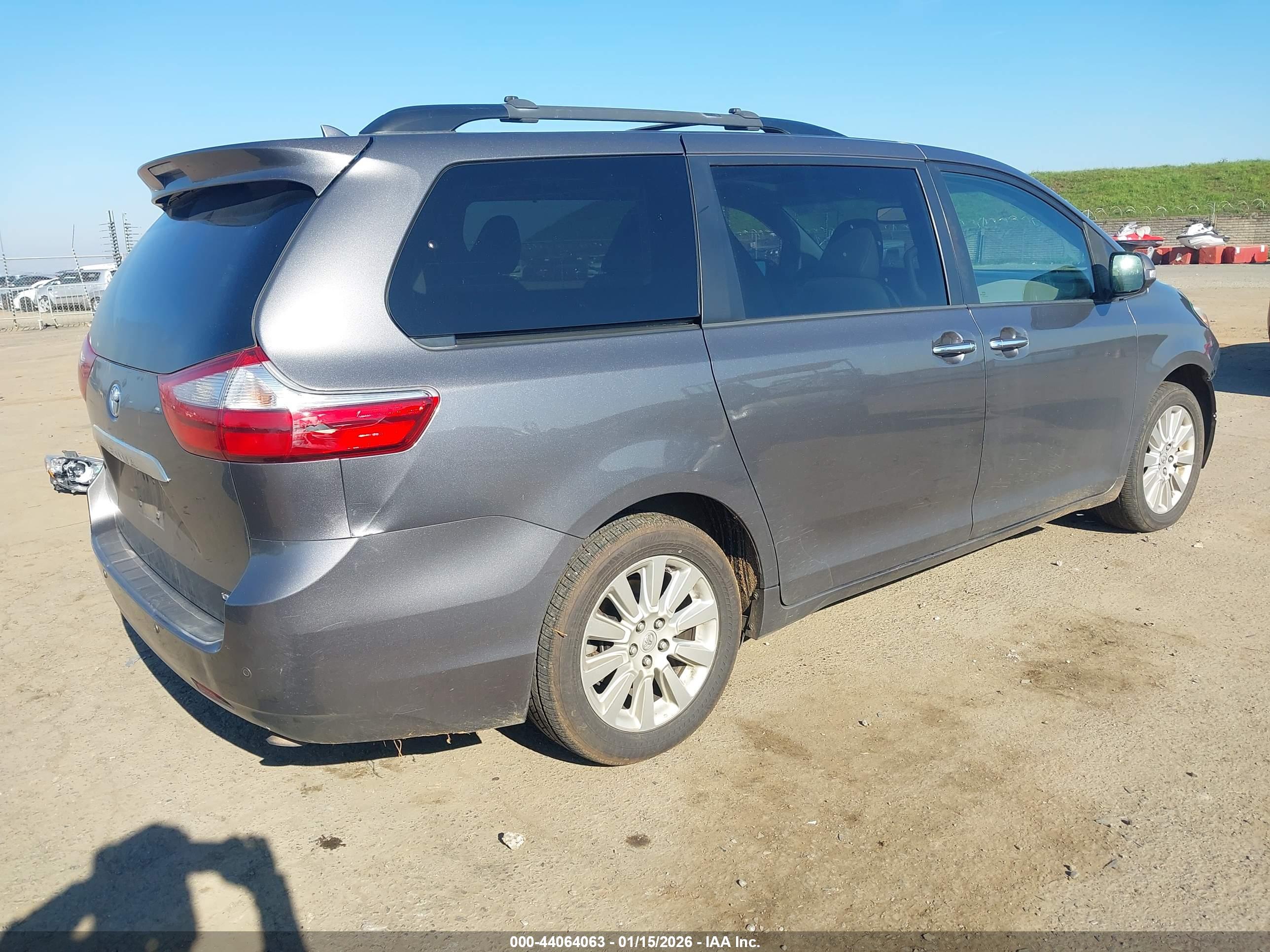 TOYOTA SIENNA image 4