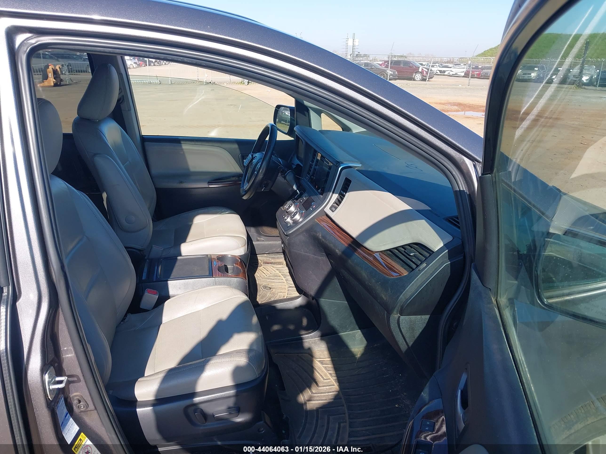 TOYOTA SIENNA image 5