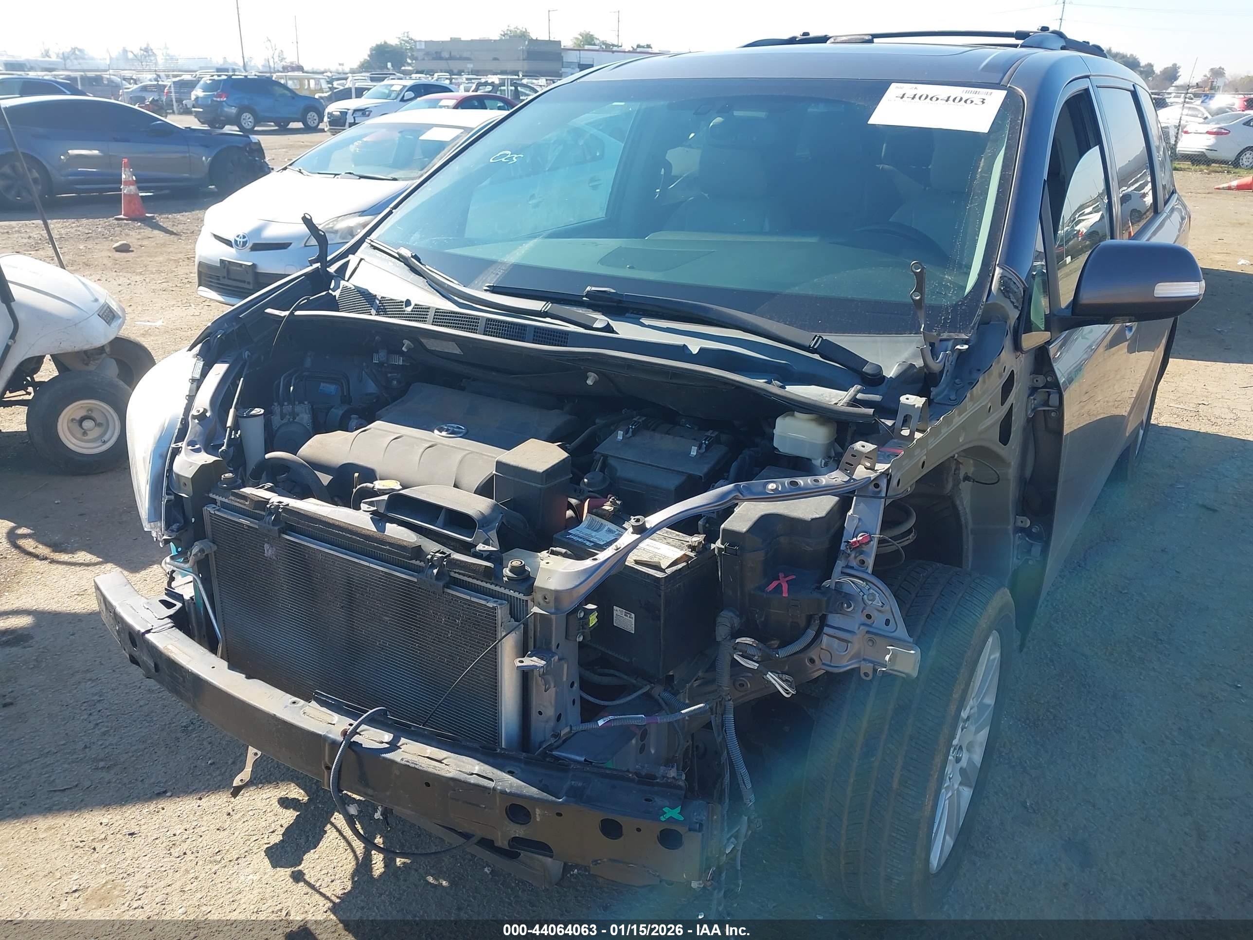 TOYOTA SIENNA image 6