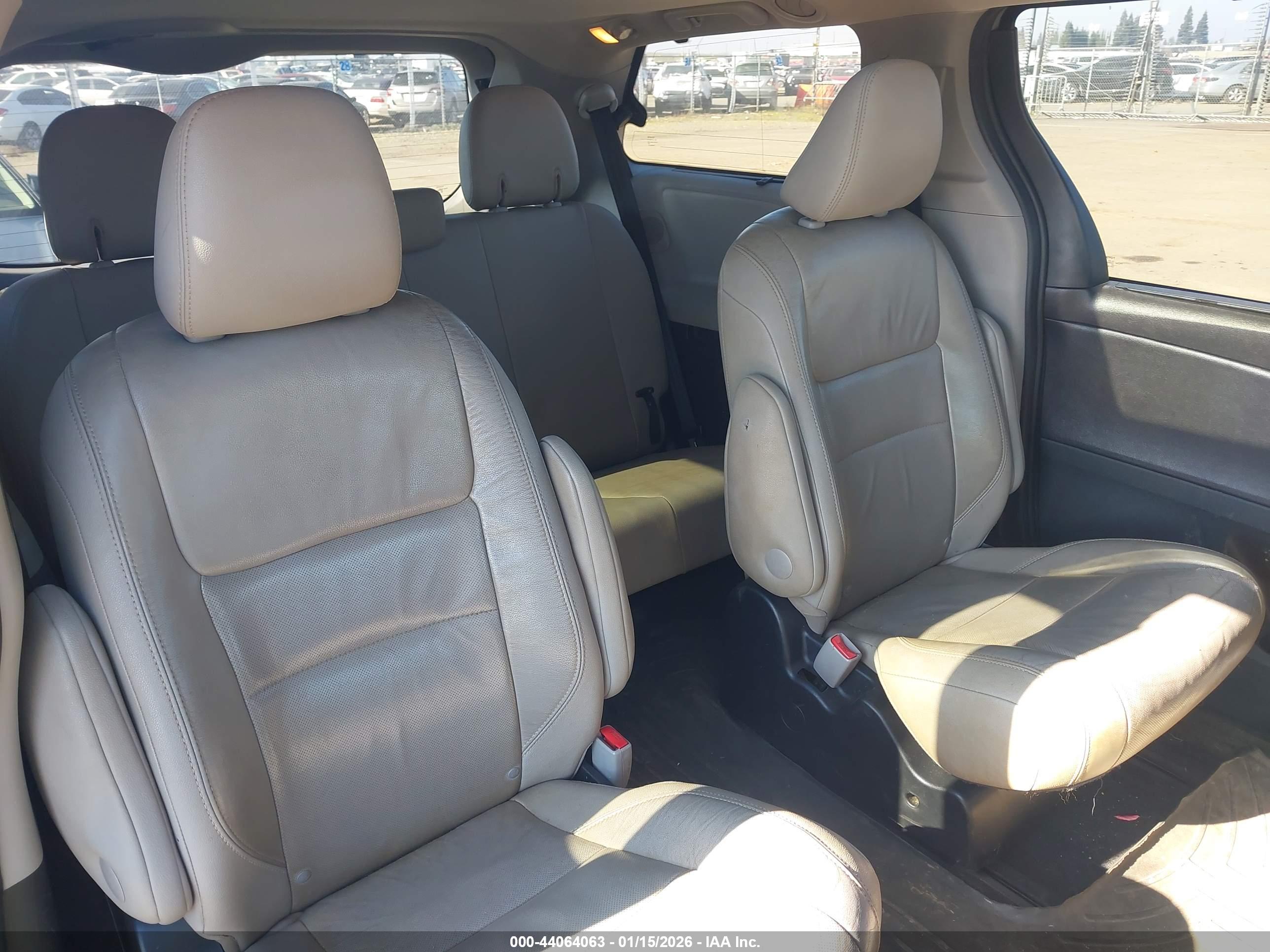TOYOTA SIENNA image 8