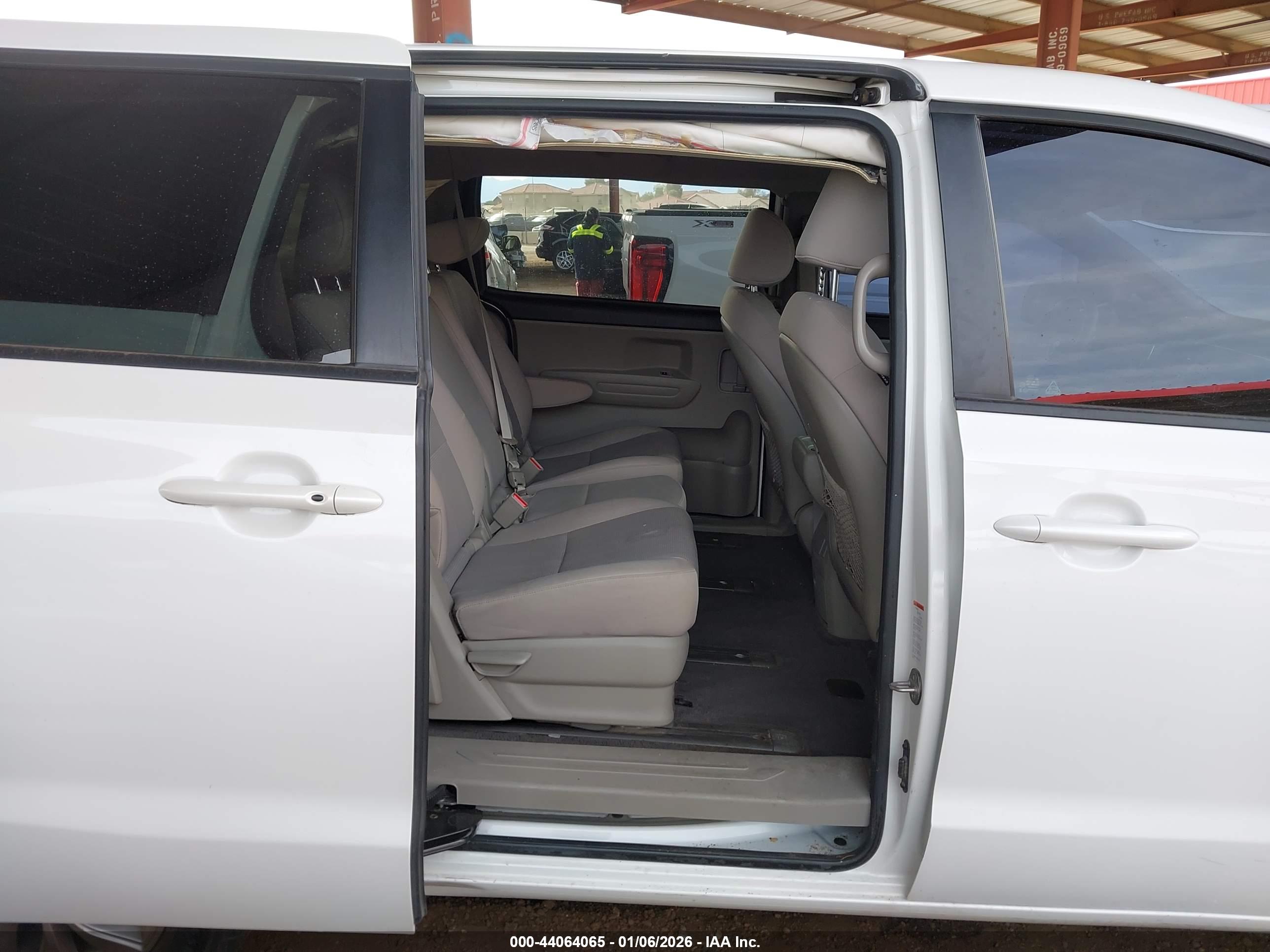 KIA SEDONA image 8