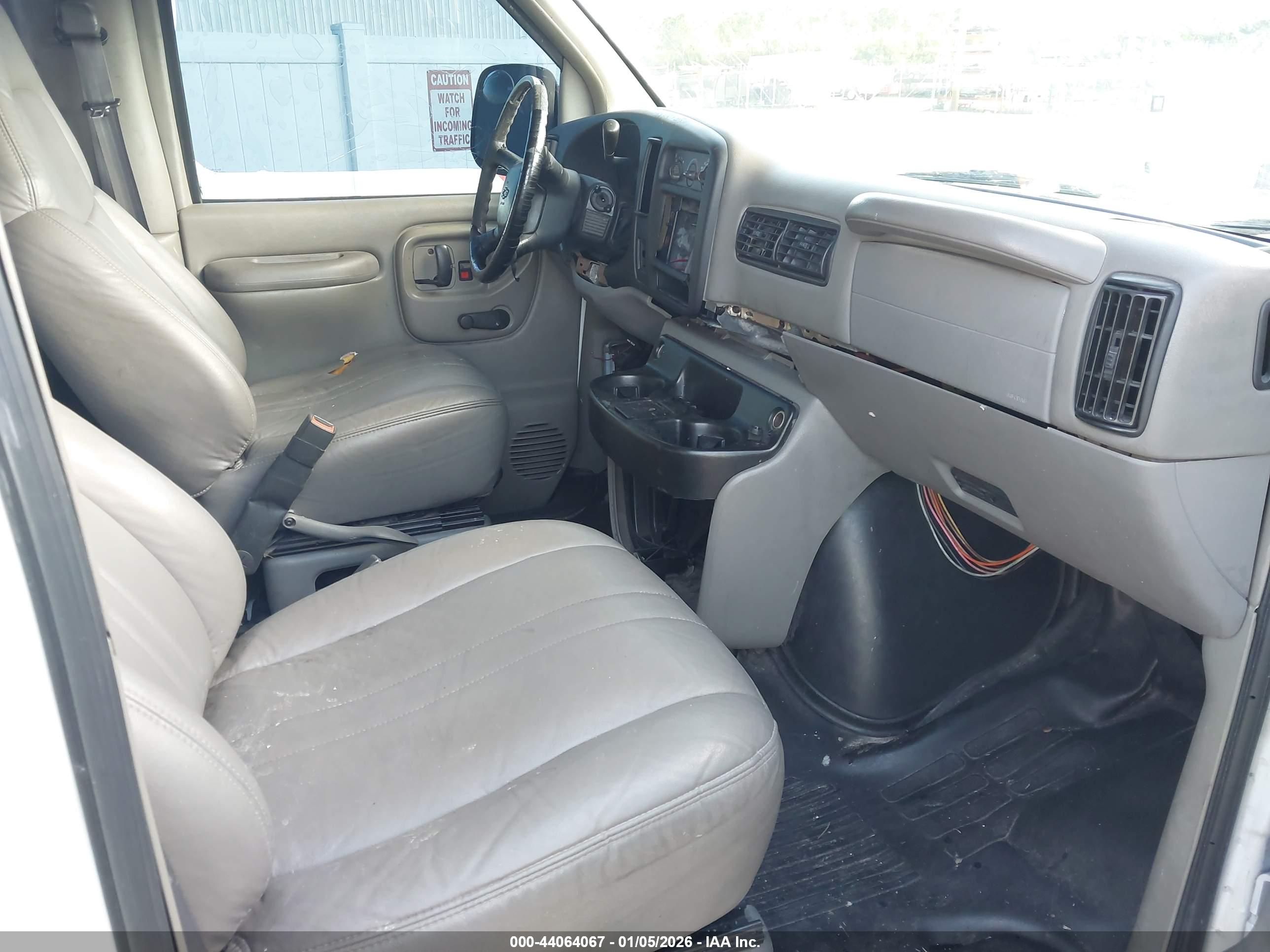 CHEVROLET EXPRESS image 5