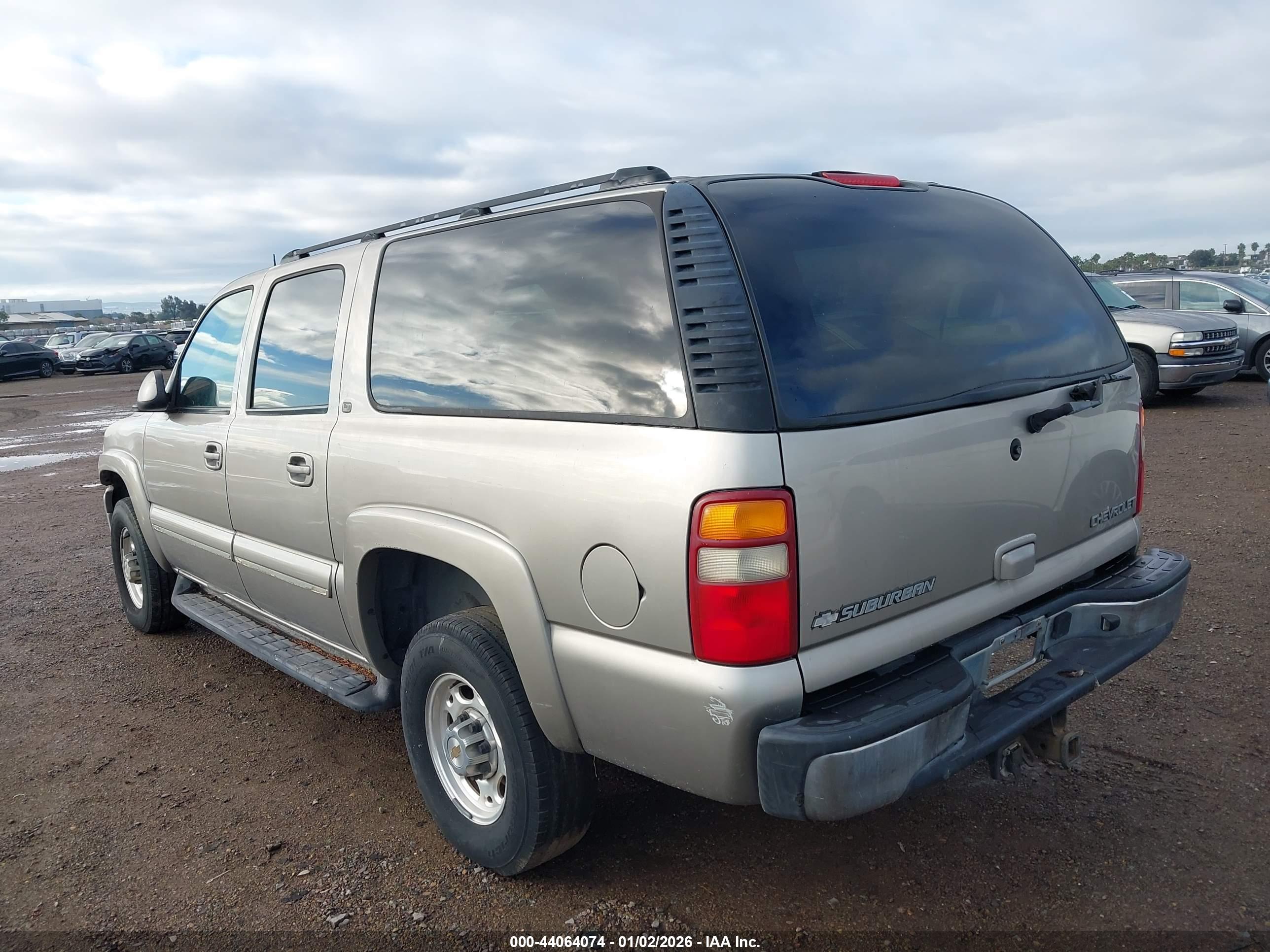 CHEVROLET SUBURBAN image 3