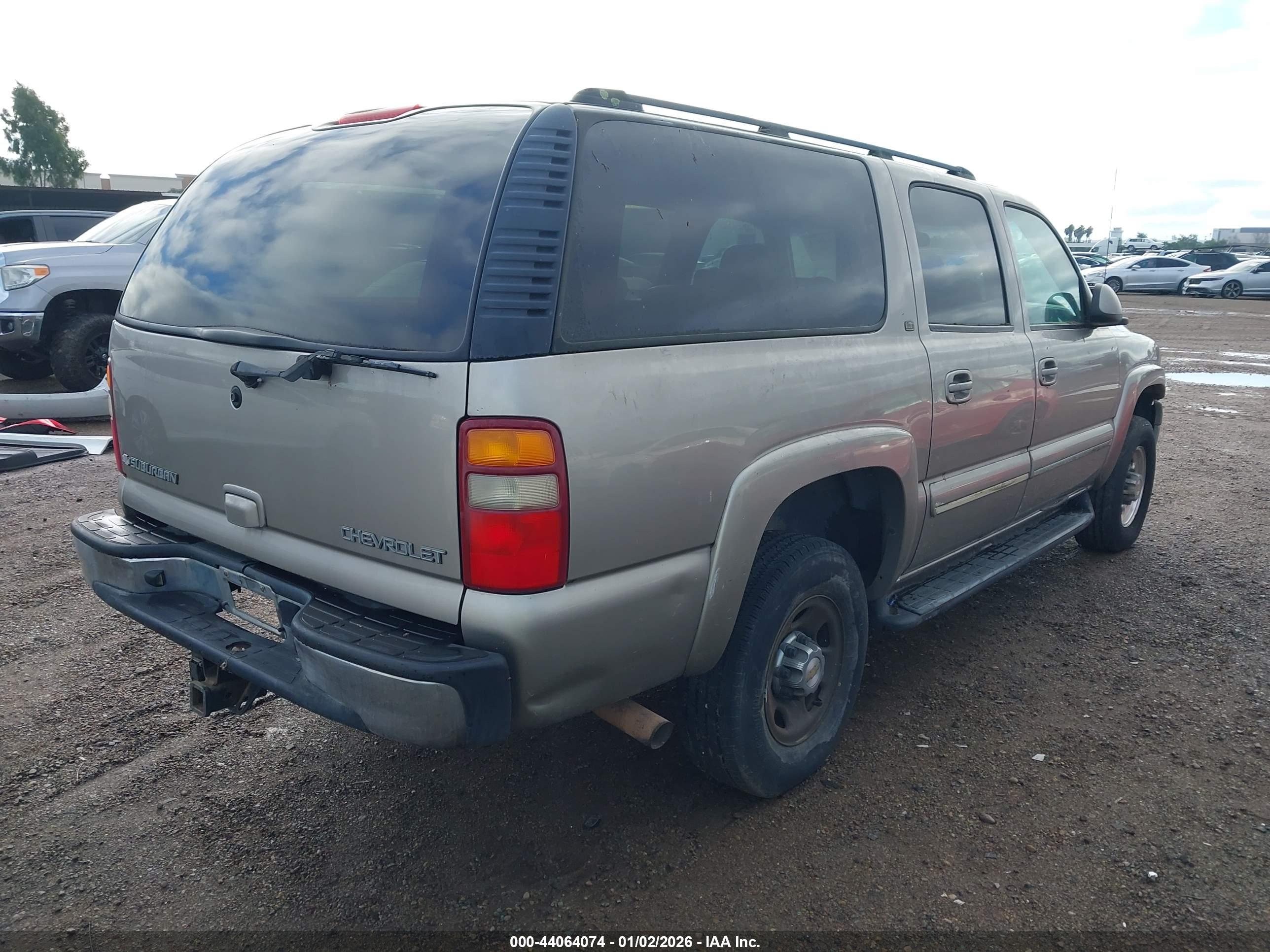 CHEVROLET SUBURBAN image 4