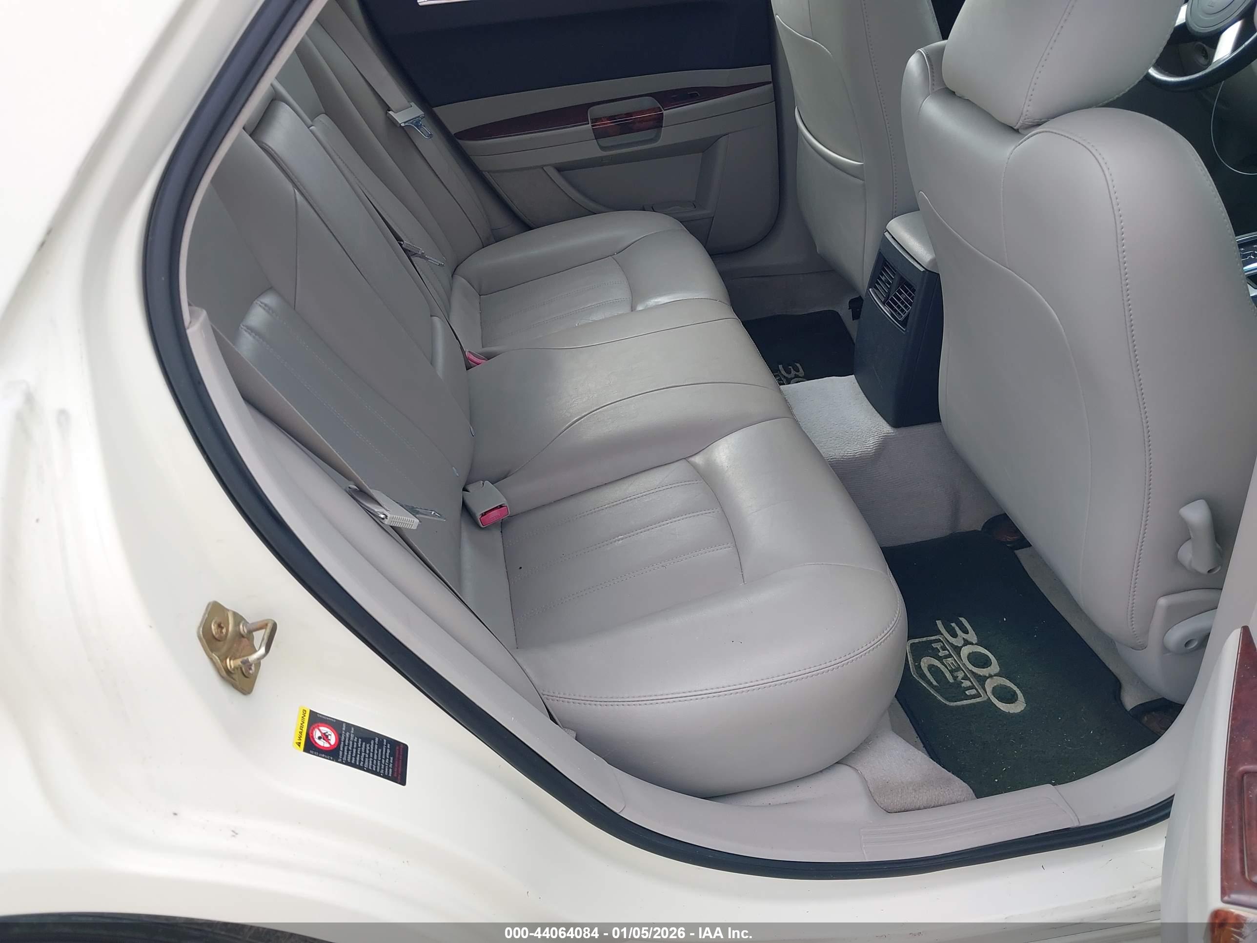 CHRYSLER 300C image 8