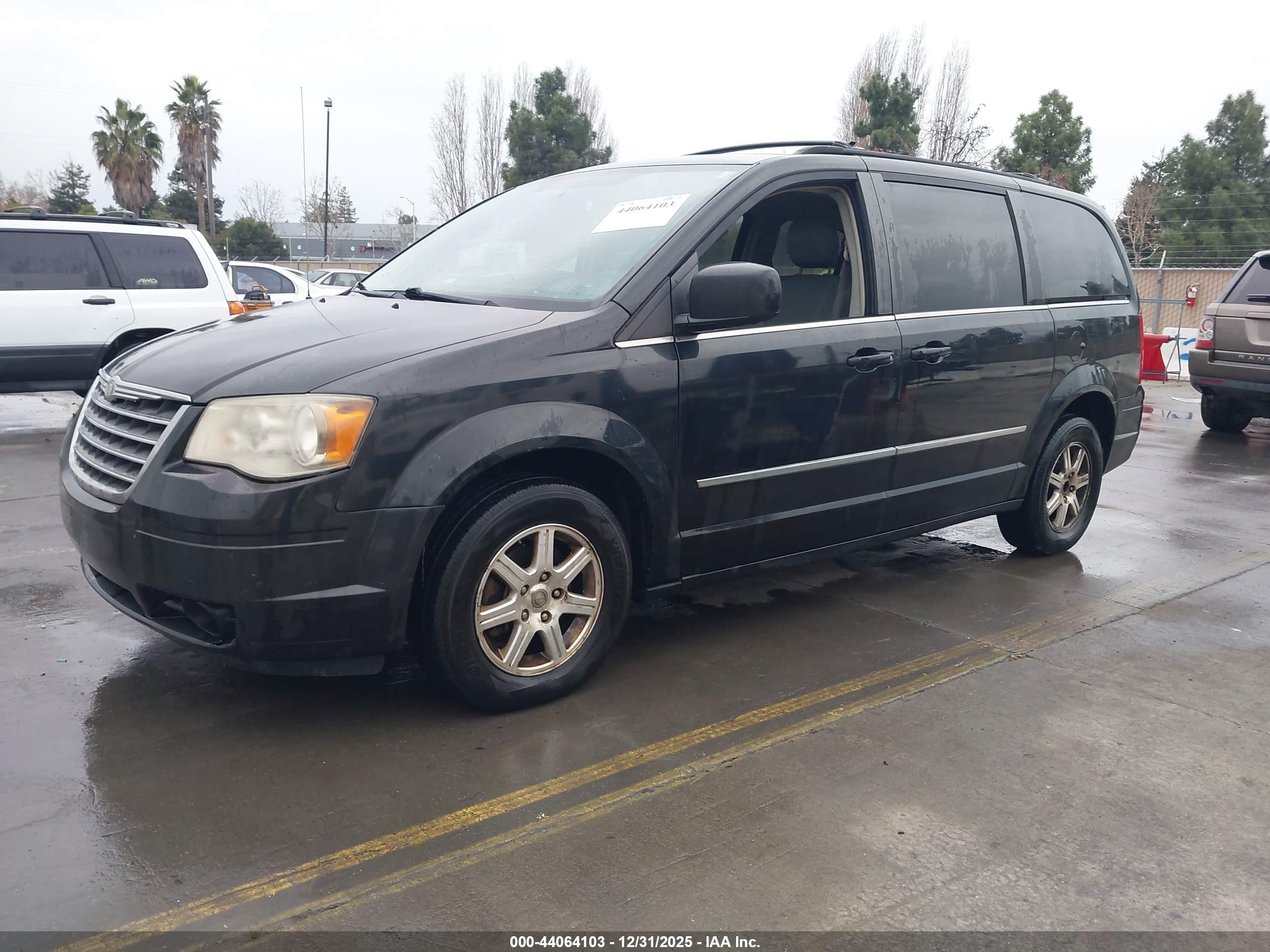 CHRYSLER TOWN image 2