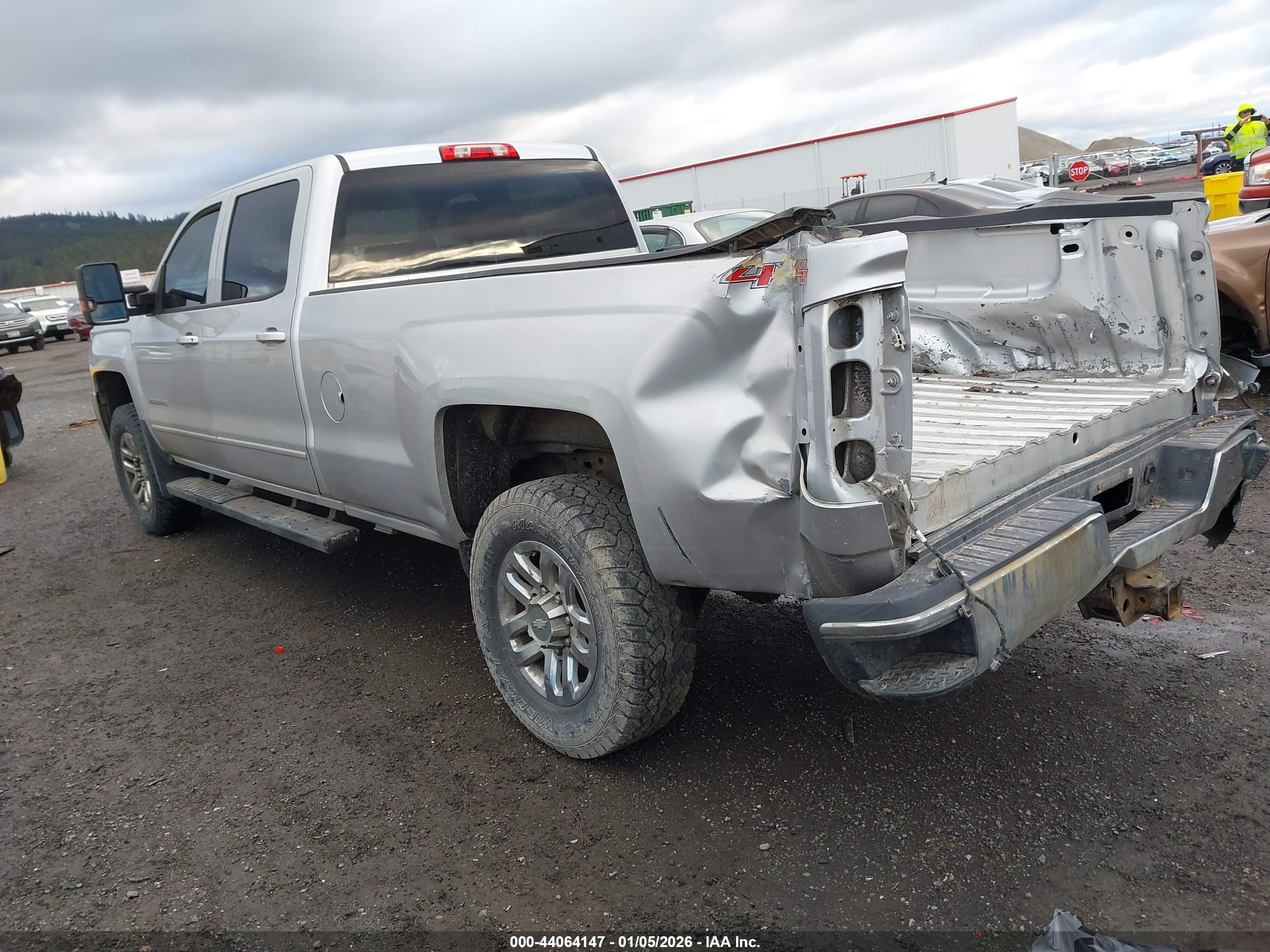 CHEVROLET SILVERADO image 3