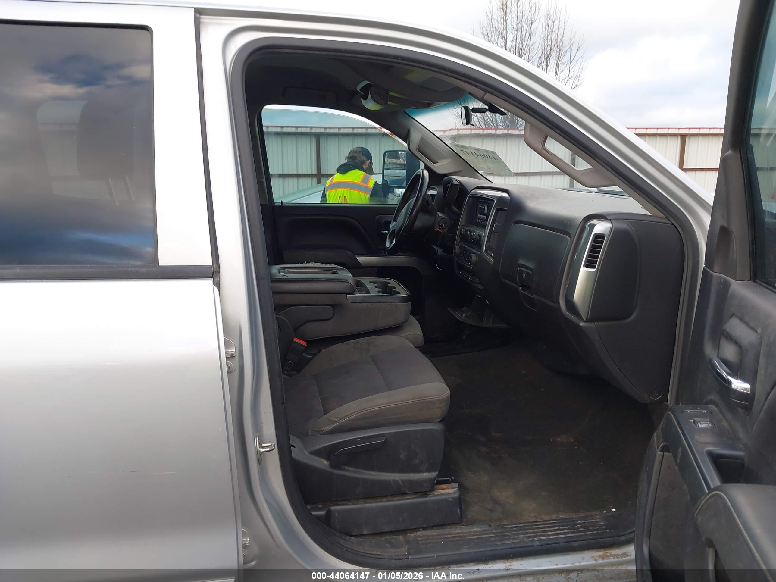 CHEVROLET SILVERADO image 5
