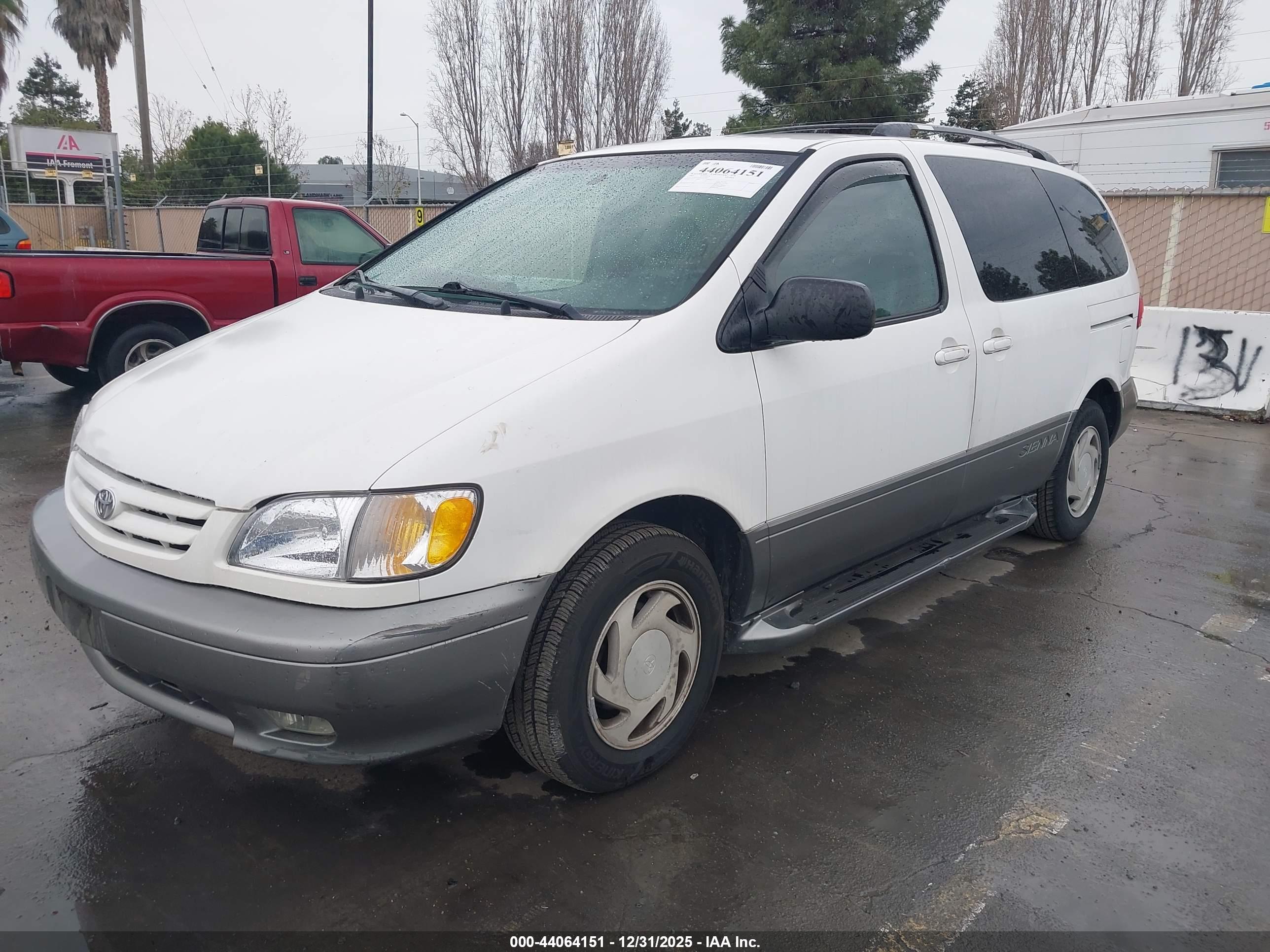 TOYOTA SIENNA image 2