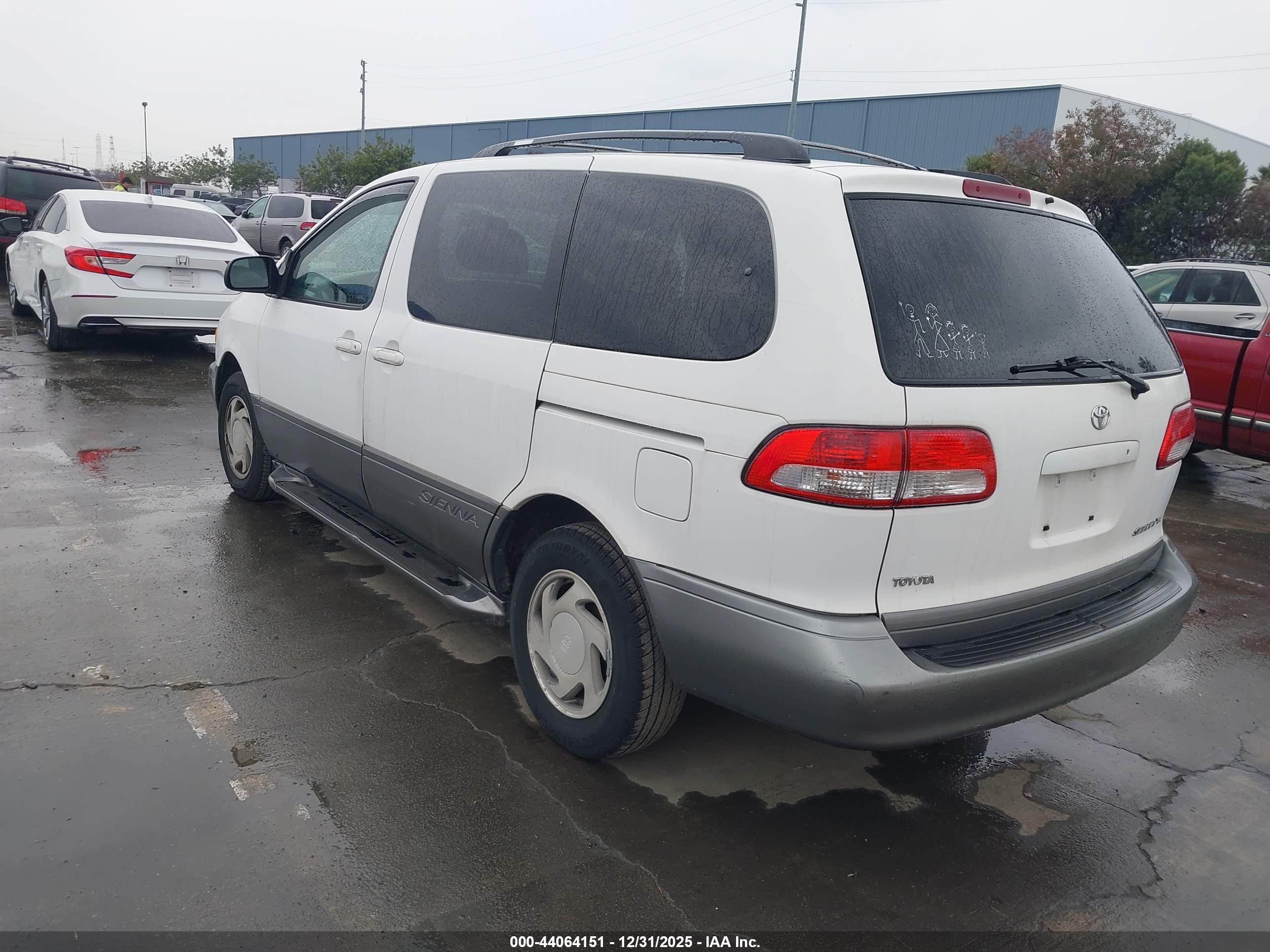 TOYOTA SIENNA image 3