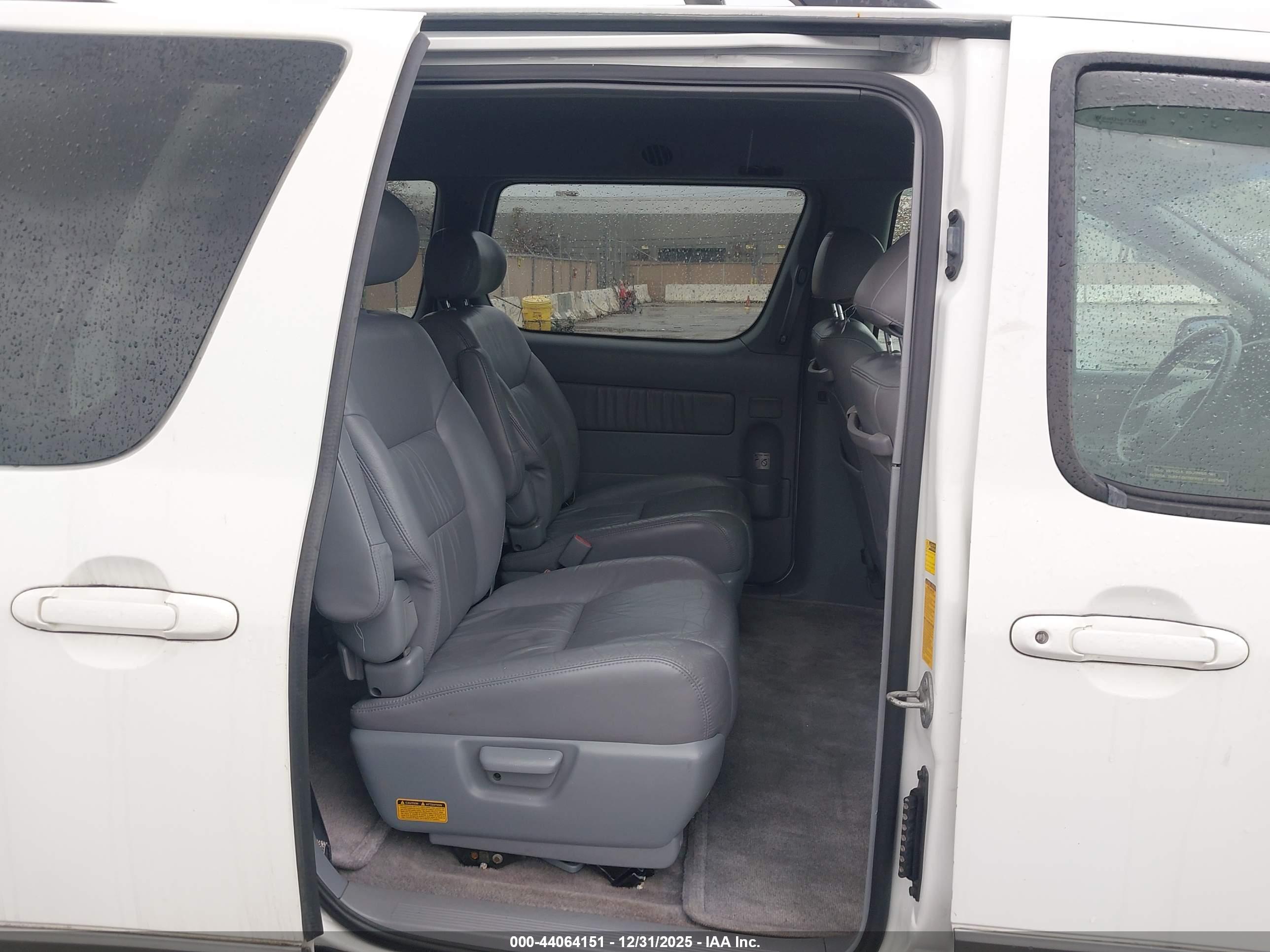 TOYOTA SIENNA image 8