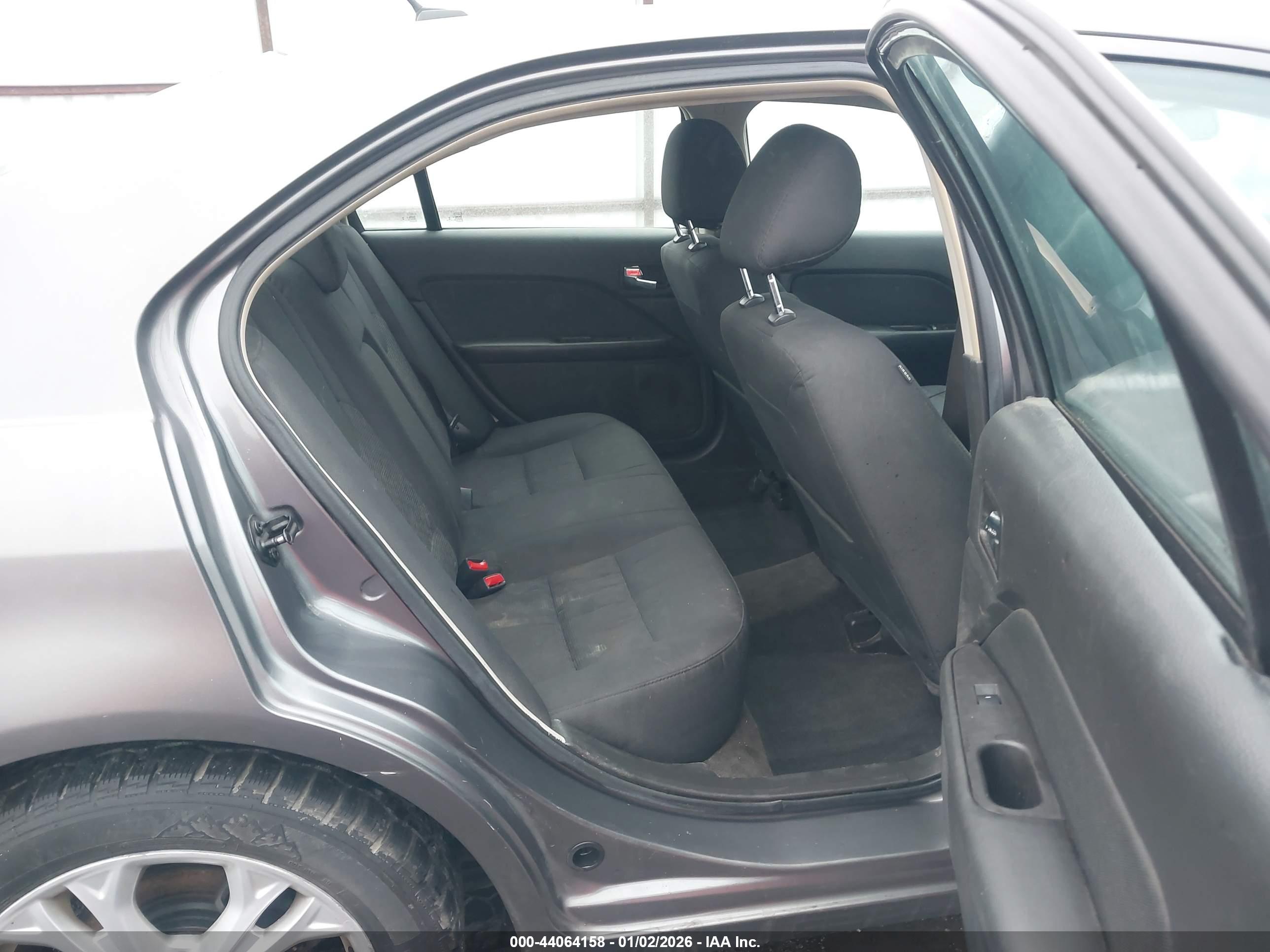 FORD FUSION image 8