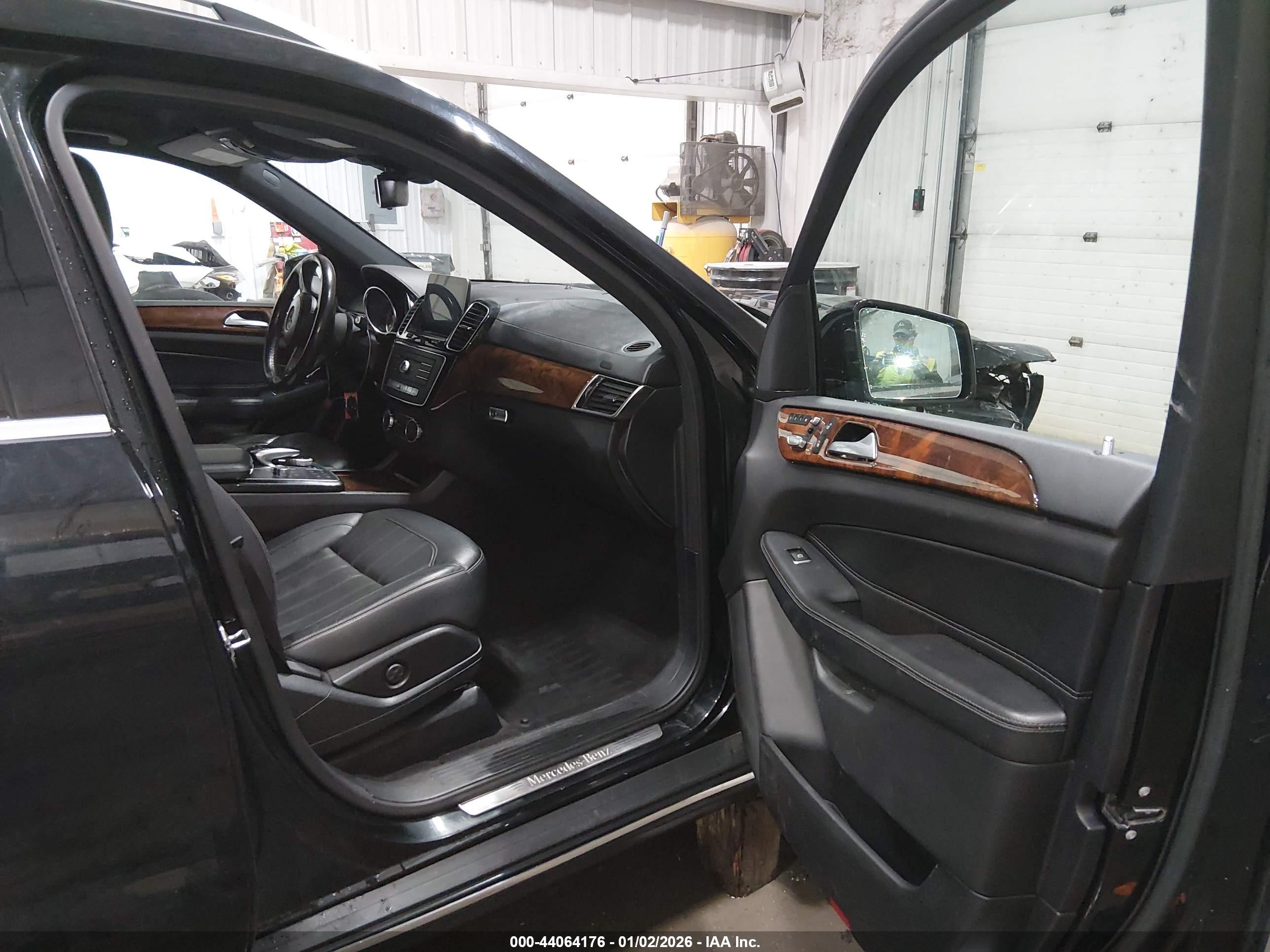 MERCEDES-BENZ GLS image 5