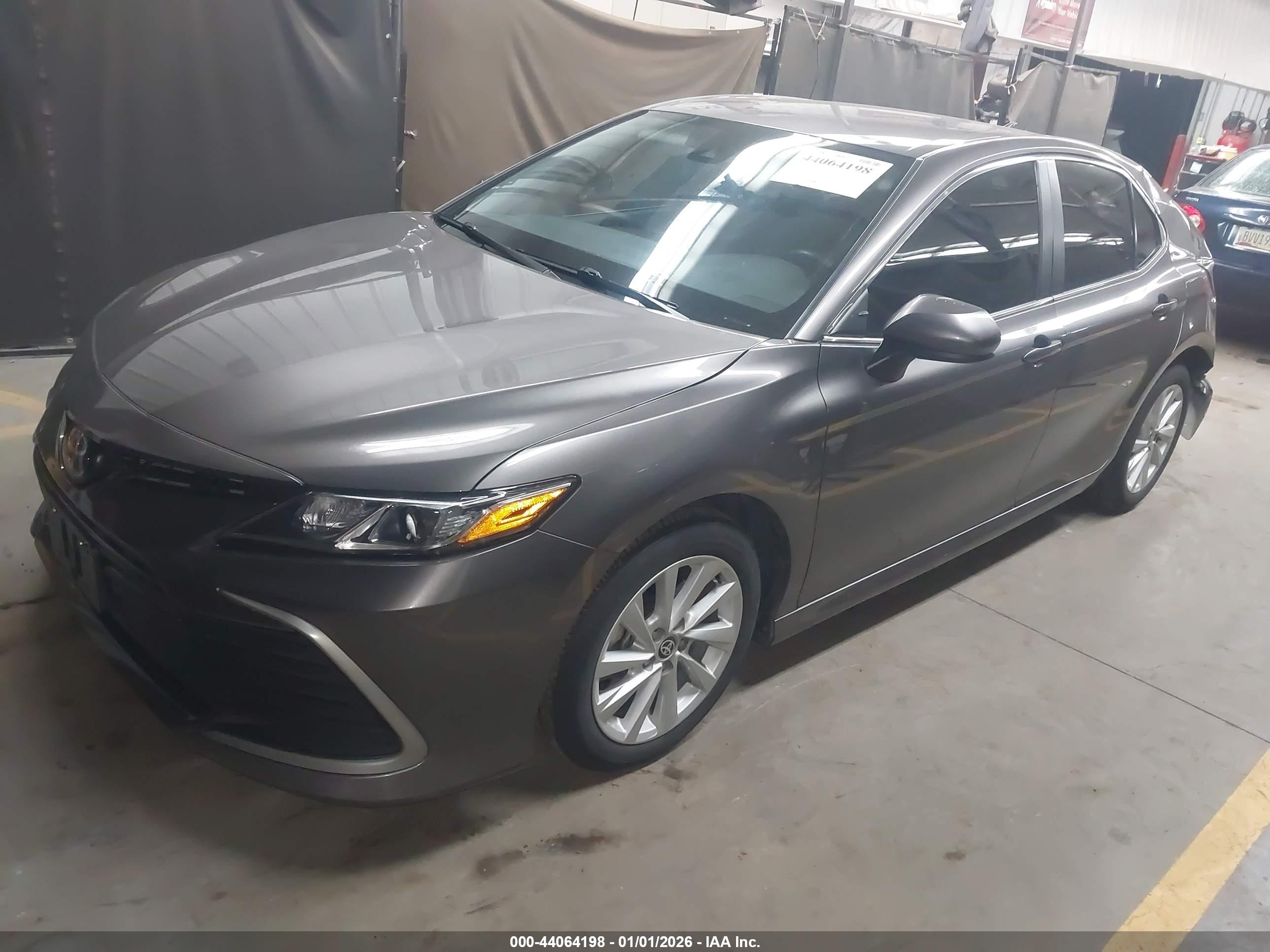 TOYOTA CAMRY image 2
